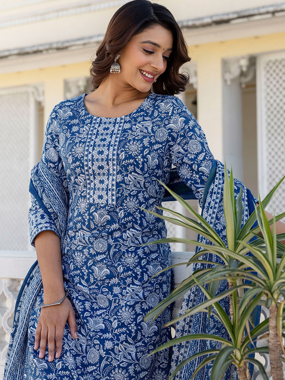 SANISA Women Floral Printed Regular Kurta with Trousers & With Dupatta
