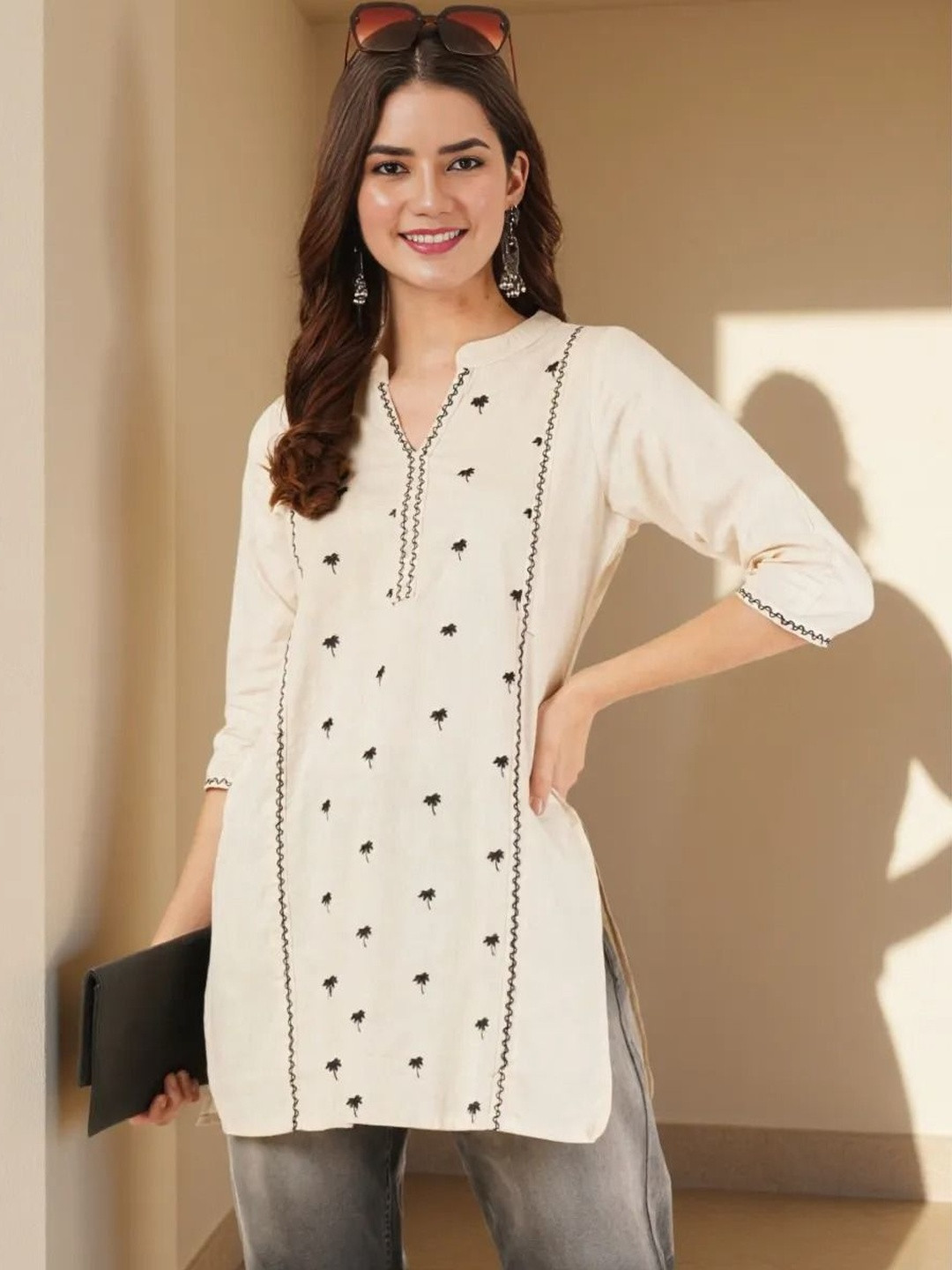 Hyba Women Floral Embroidered Floral Khadi Kurta
