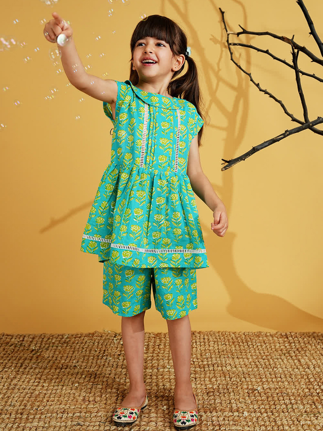 Aj DEZInES Girls Floral Printed Pure Cotton Top With Shorts