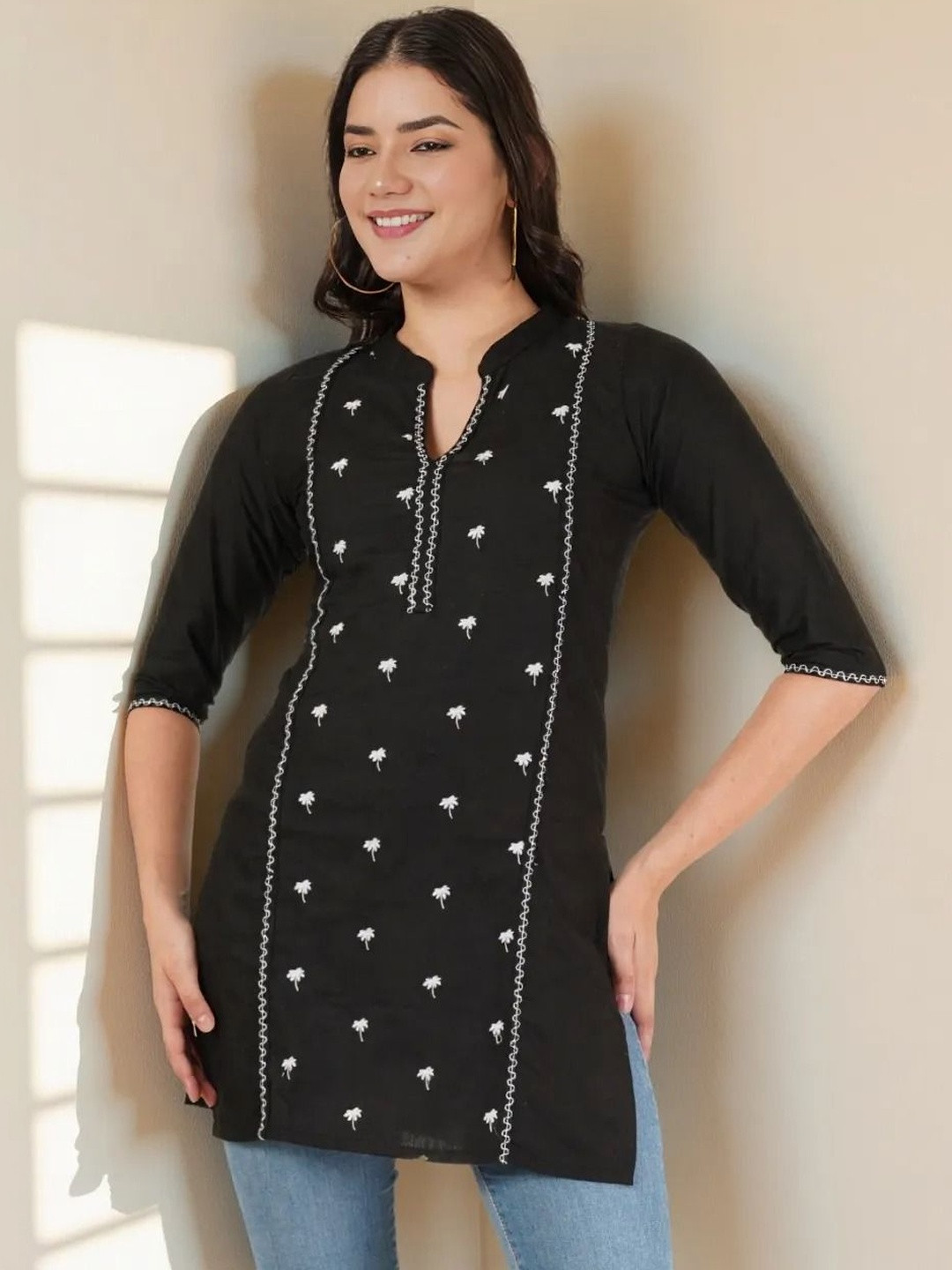 Hyba Women Floral Embroidered Floral Khadi Kurta