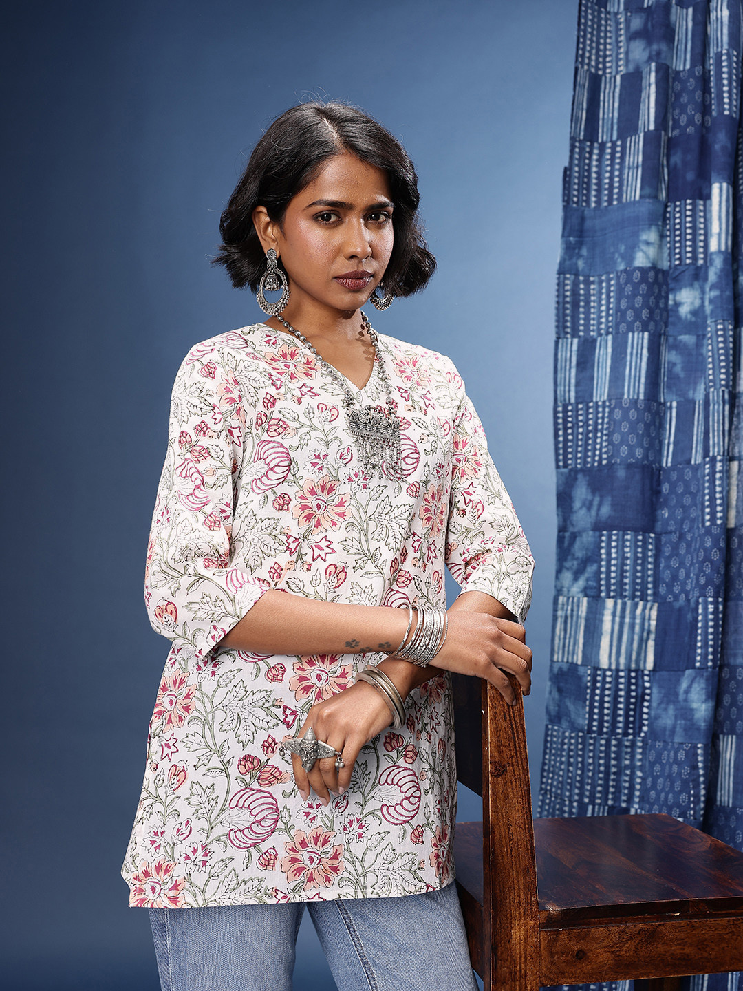 Taavi Sanganeri Floral Printed V-Neck Pure Cotton Kurti