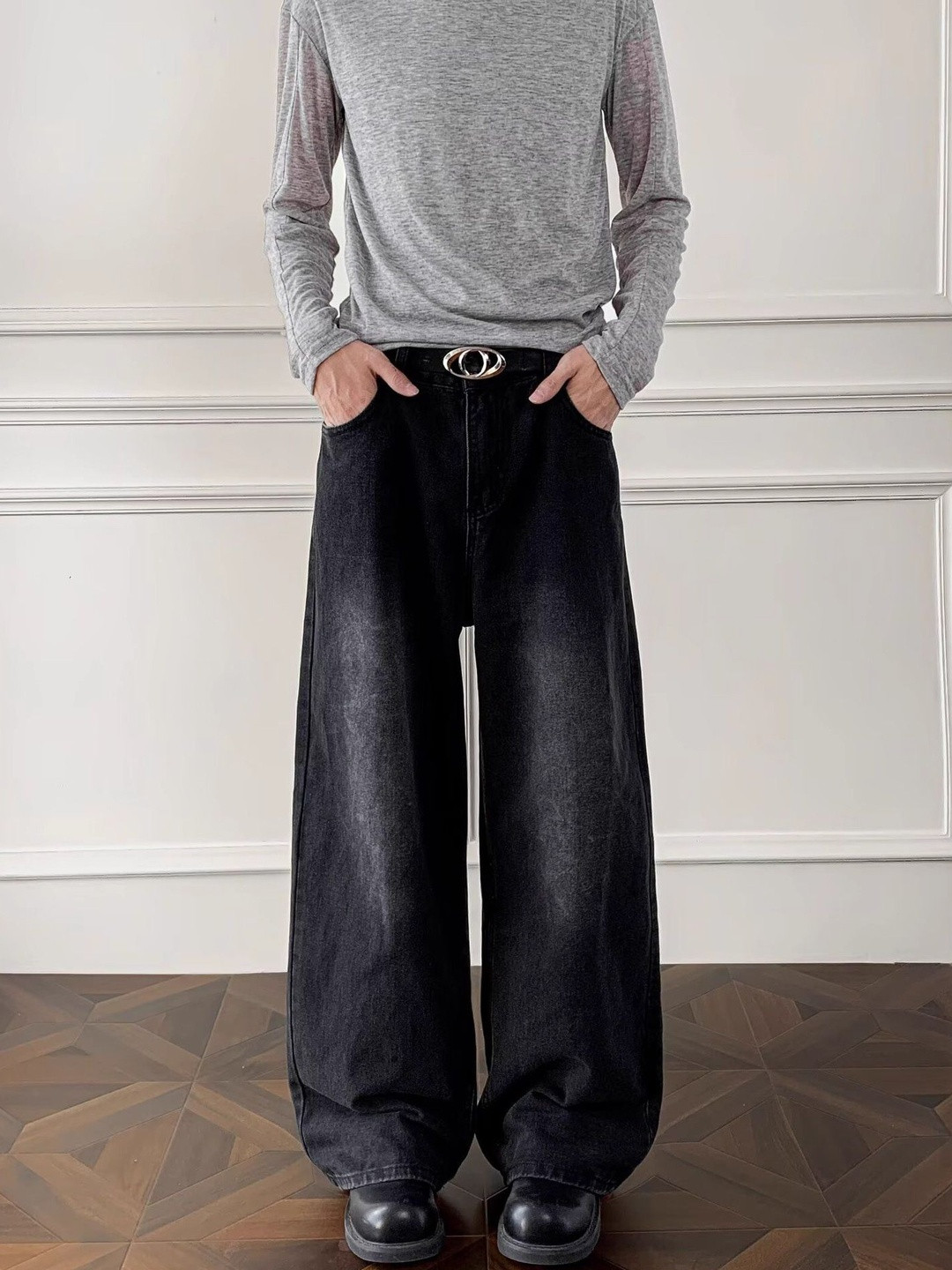 Suo Men Relaxed Fit Mid-Rise Light Fade Jeans - Image 1