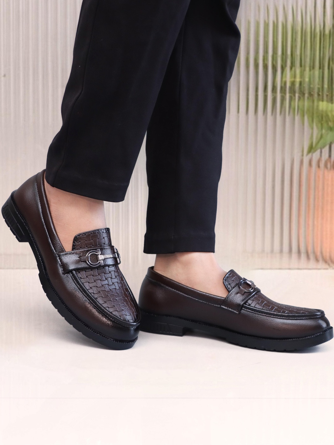 SHUAN Textured Round Toe Slip-On Formal Loafers