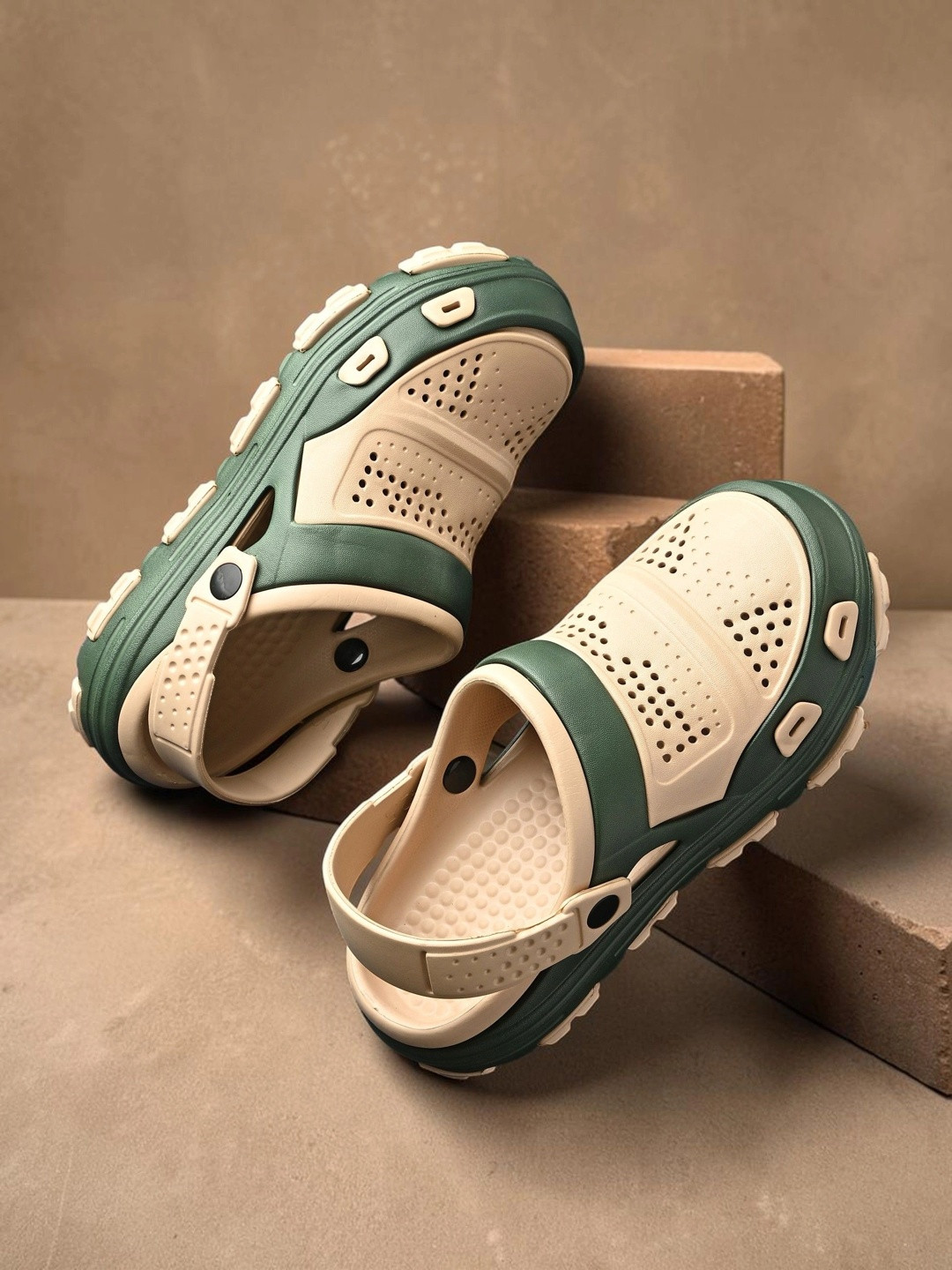 Roadster Men Colourblocked Clogs