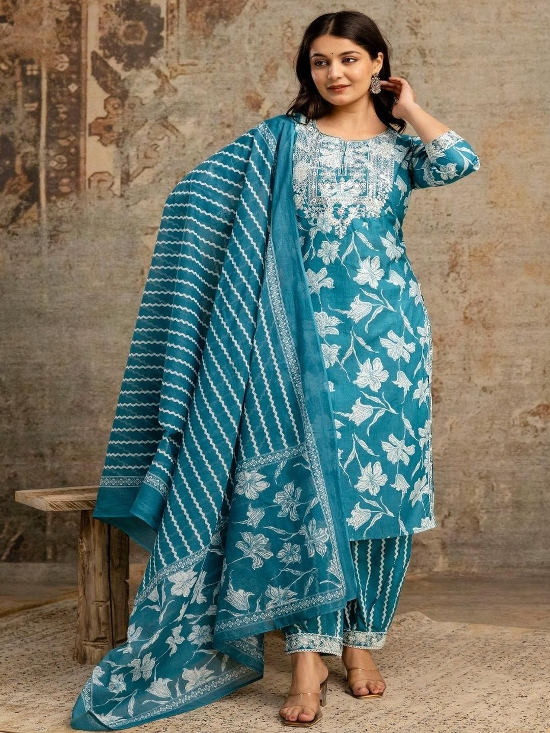 shoecom Women Embroidered Pure Cotton Kurta Sets
