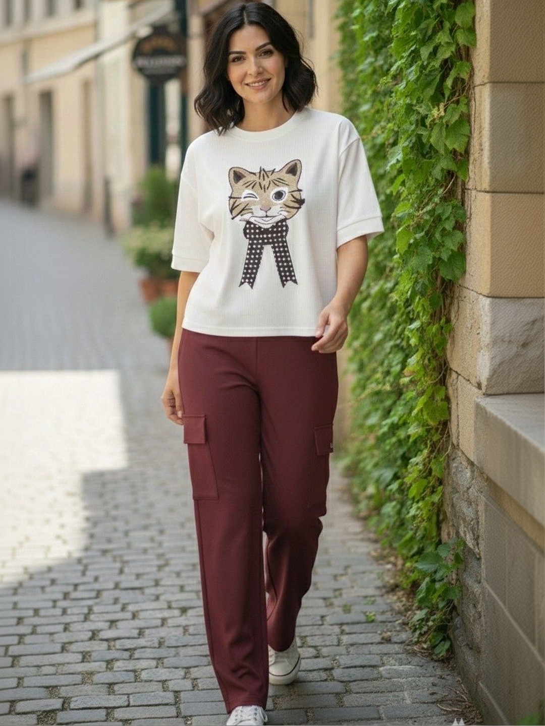 BELSHY Women Printed T-shirt with Trousers