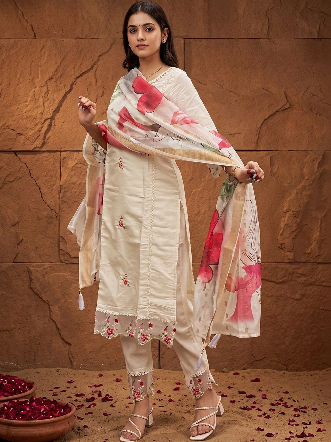 House of Pataudi Women Floral Embroidered Regular Thread Work Kurta with Trousers & With Dupatta