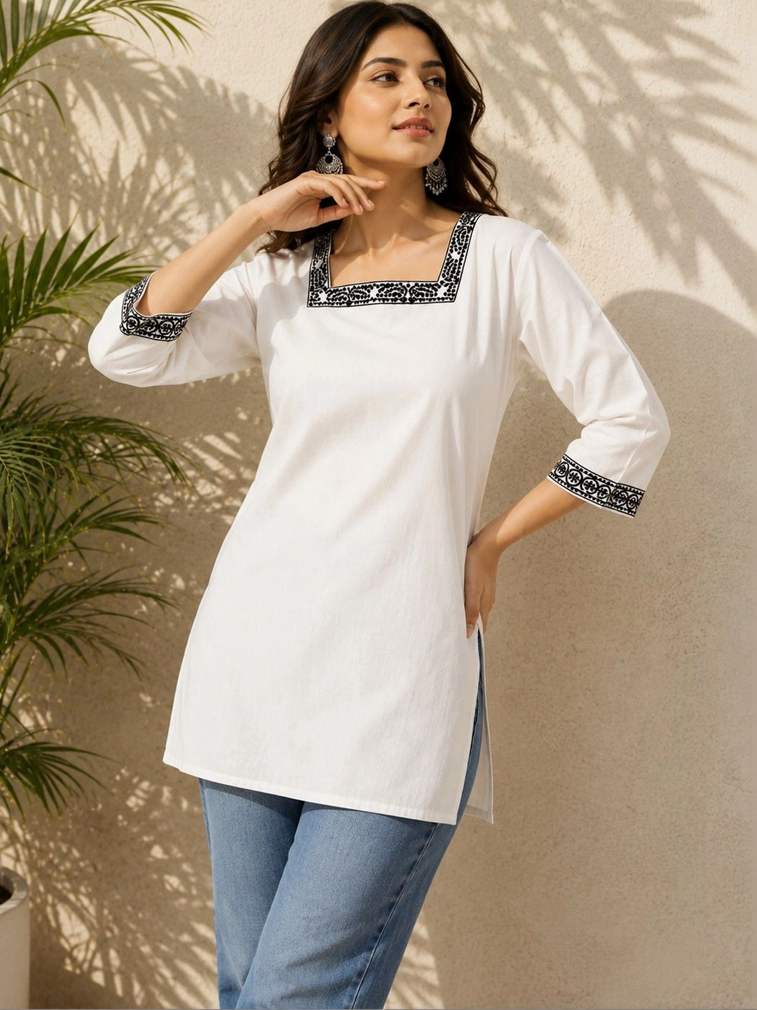 SAMRAGNI Women Embellished Thread Work Kurta