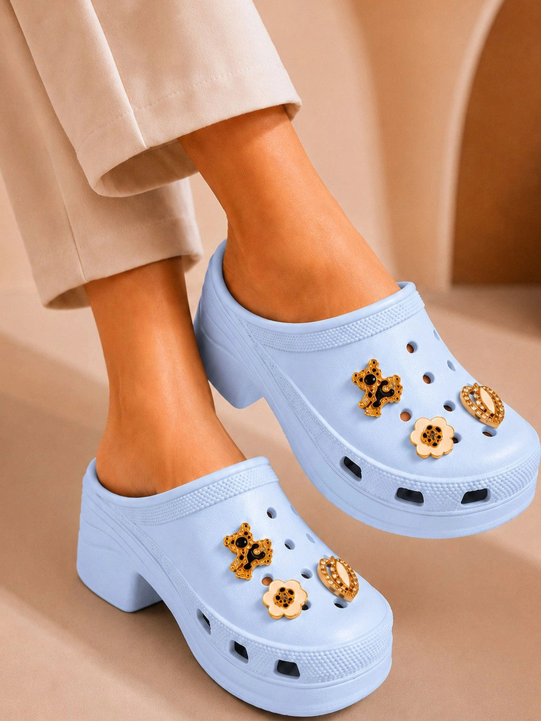 Layasa Women Embellished Clogs