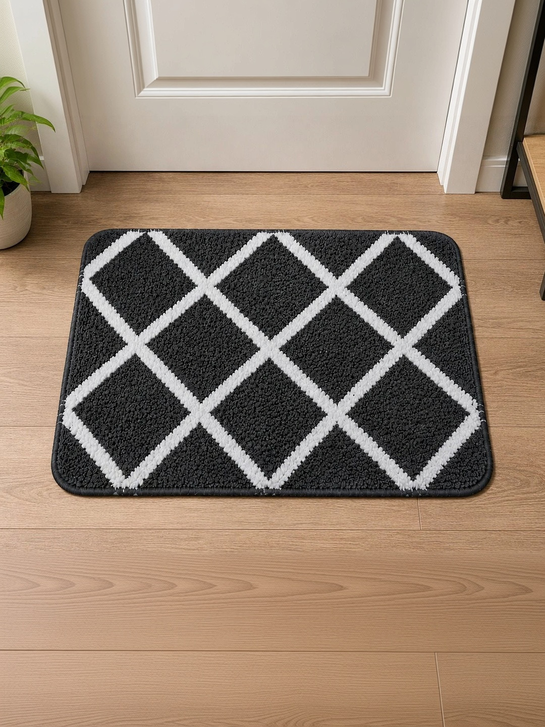 VIKCLIQUE Black & White Ultra Soft Absorbent Anti-Skid Doormats