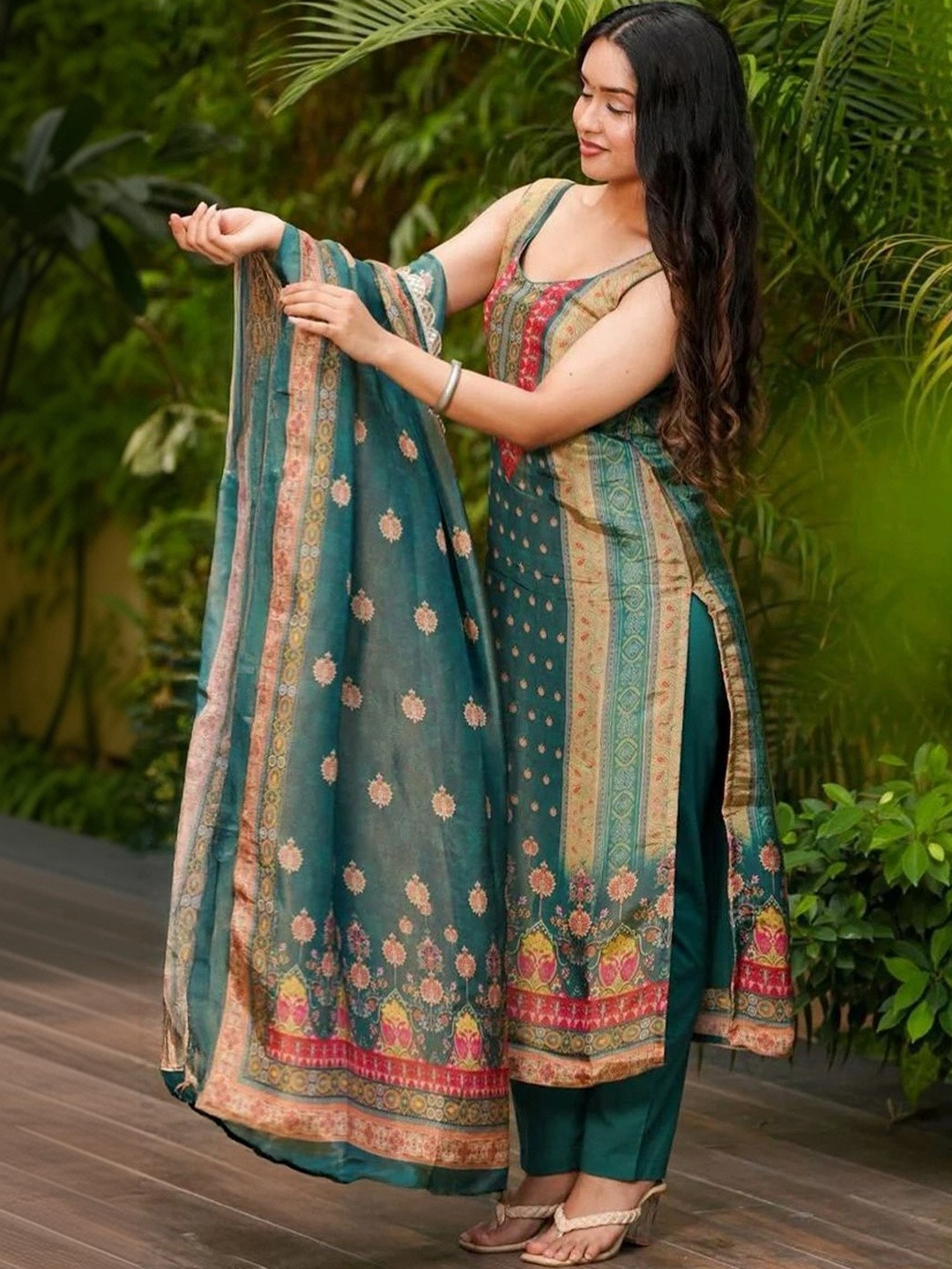 SACi Women Floral Embroidered Regular Thread Work Kurta with Trousers & With Dupatta
