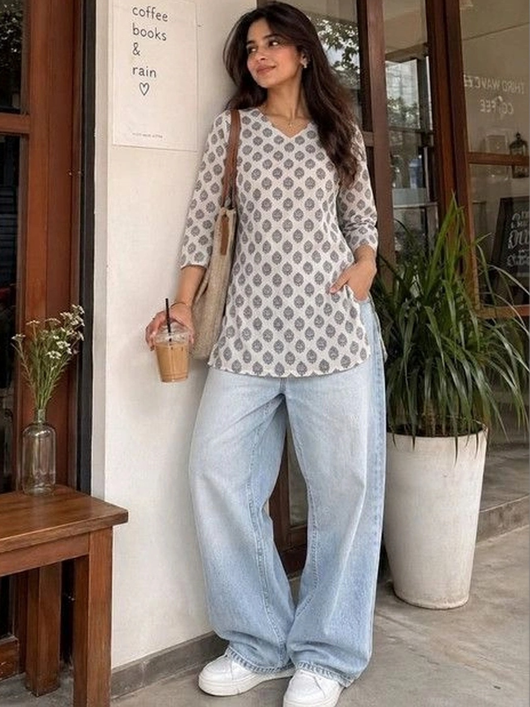 ARIHANT CREATIONS Ethnic Motifs Printed V-Neck Kurti