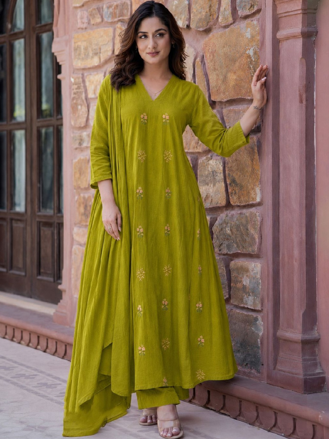 Anouk Women Floral Embroidered Regular Thread Work Kurta with Trousers & With Dupatta