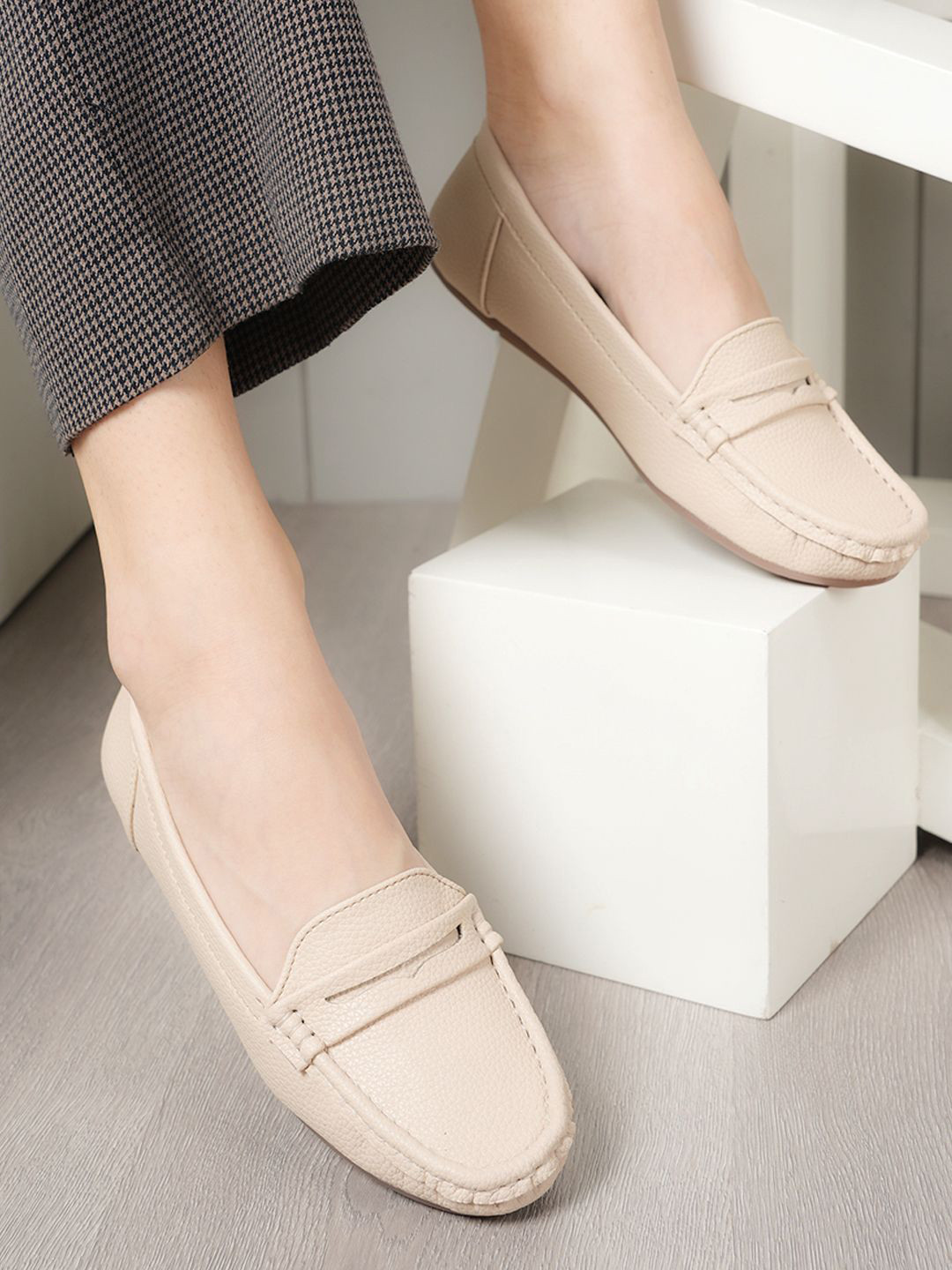 DressBerry Women Solid Round Toe Loafers