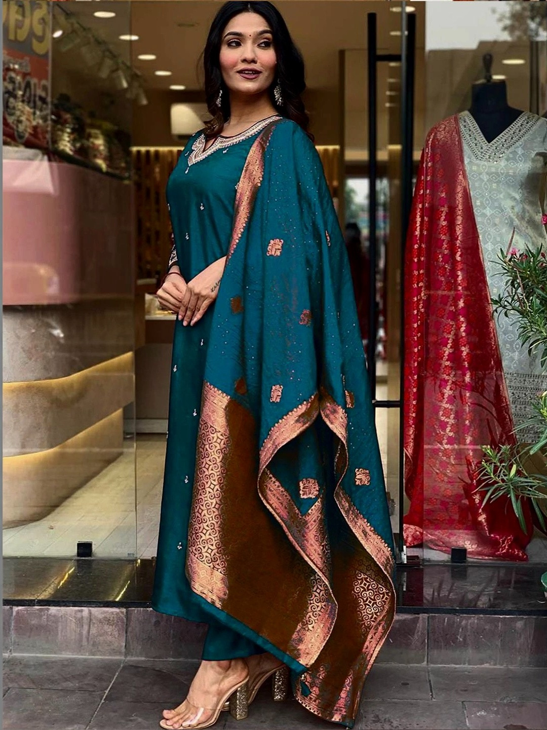 SACi Women Ethnic Motifs Regular Thread Work Kurta with Trousers & With Dupatta