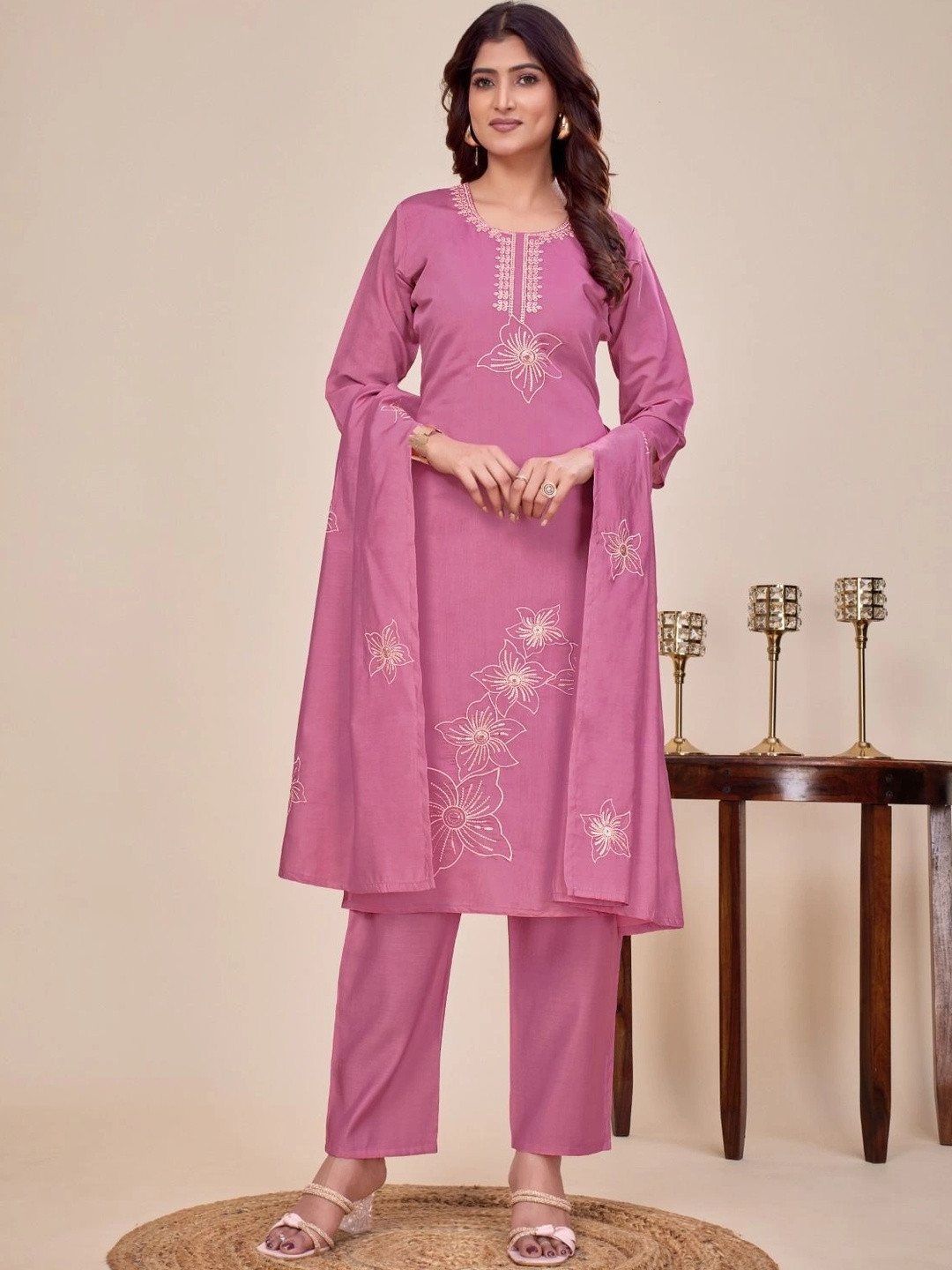 STH Women Floral Embroidered Regular Thread Work Kurta with Trousers & With Dupatta