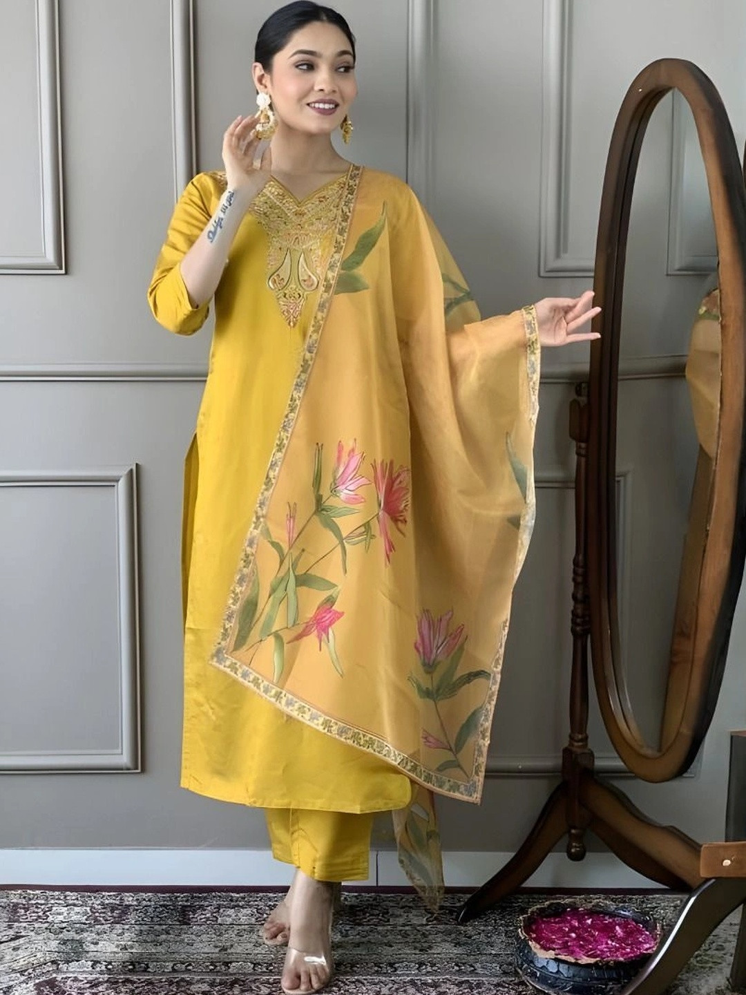 Zeavi Women Floral Embroidered Regular Thread Work Kurti with Trousers & With Dupatta