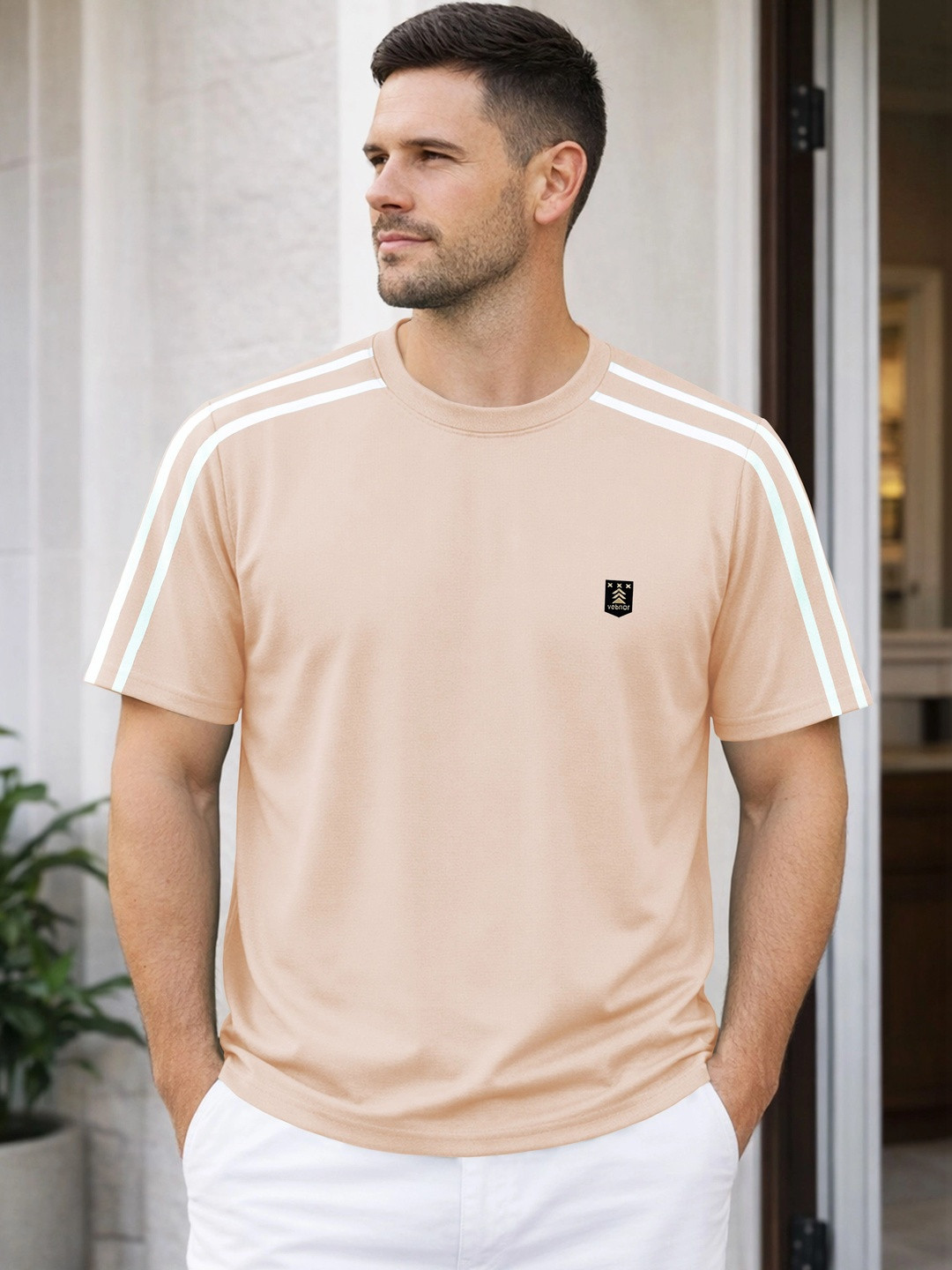 VeBNoR Men Brand Logo T-shirt