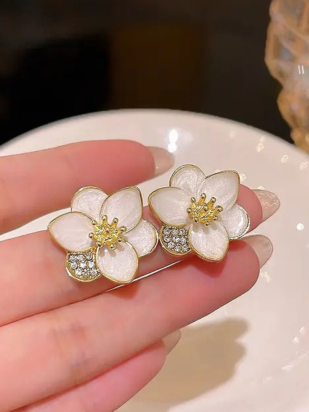DressBerry Contemporary Studs Earrings