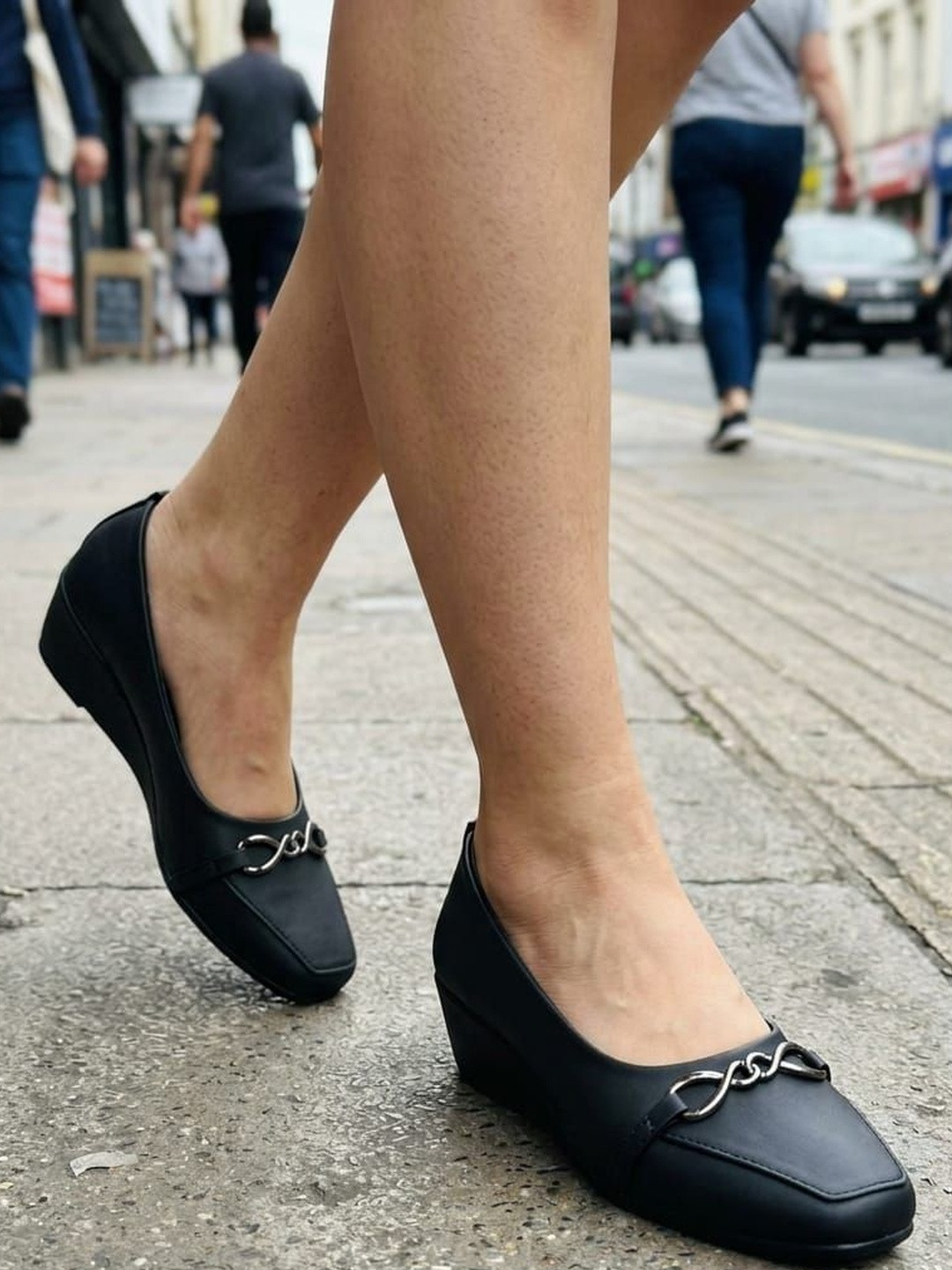 DressBerry Round Toe Slip-On Ballerinas