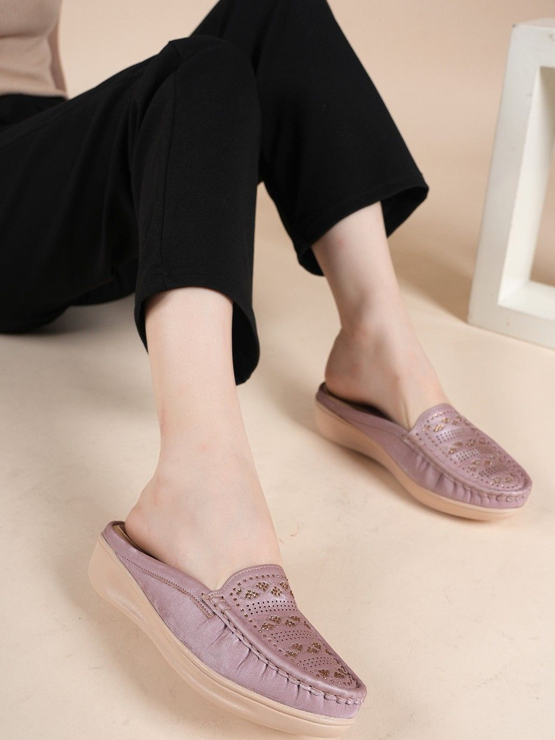 DressBerry Women Embellished Mules