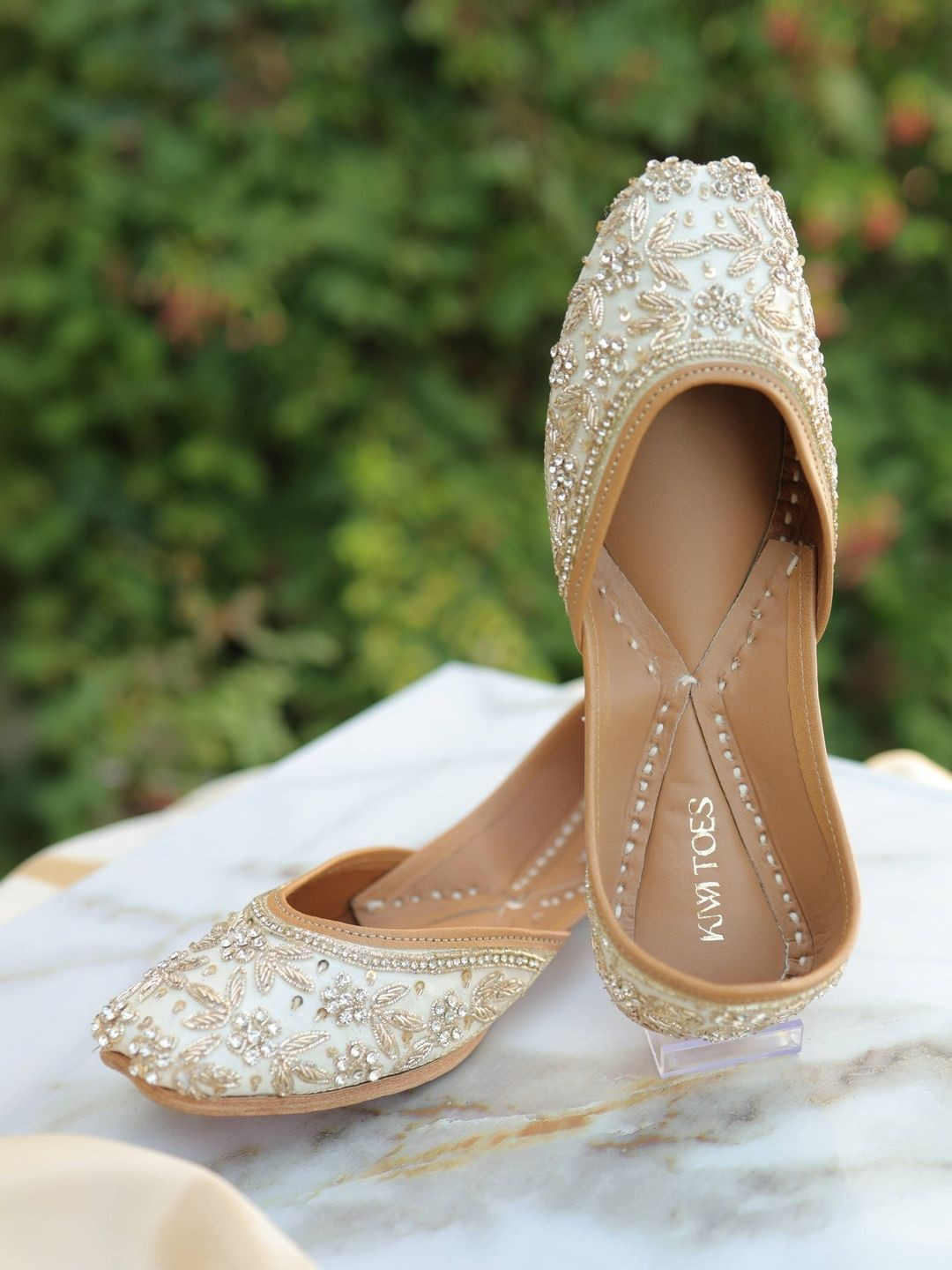 KIWI TOES Women Embellished Ethnic Mojaris with Embroidered Flats