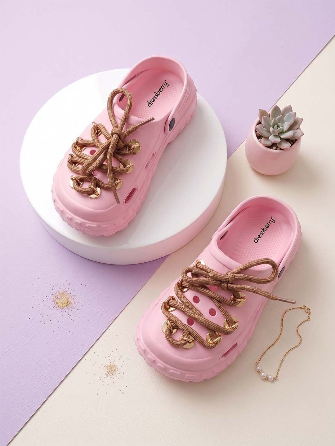 DressBerry Women Solid Clogs