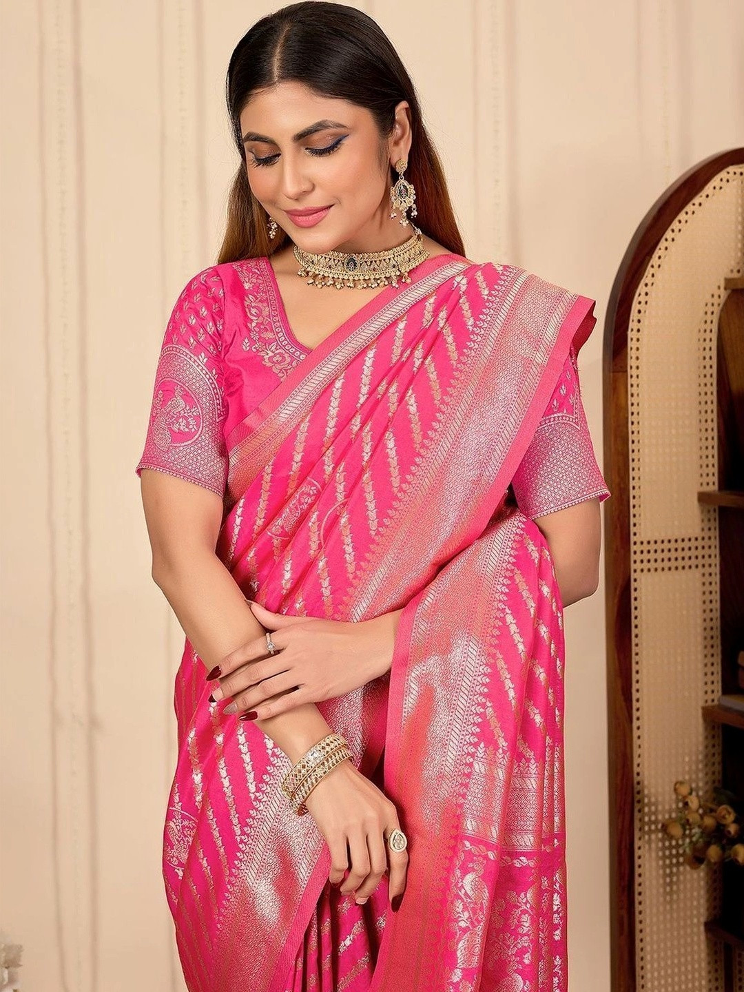 FABRINO Woven Design Zari Art Silk Heavy Work Banarasi Saree