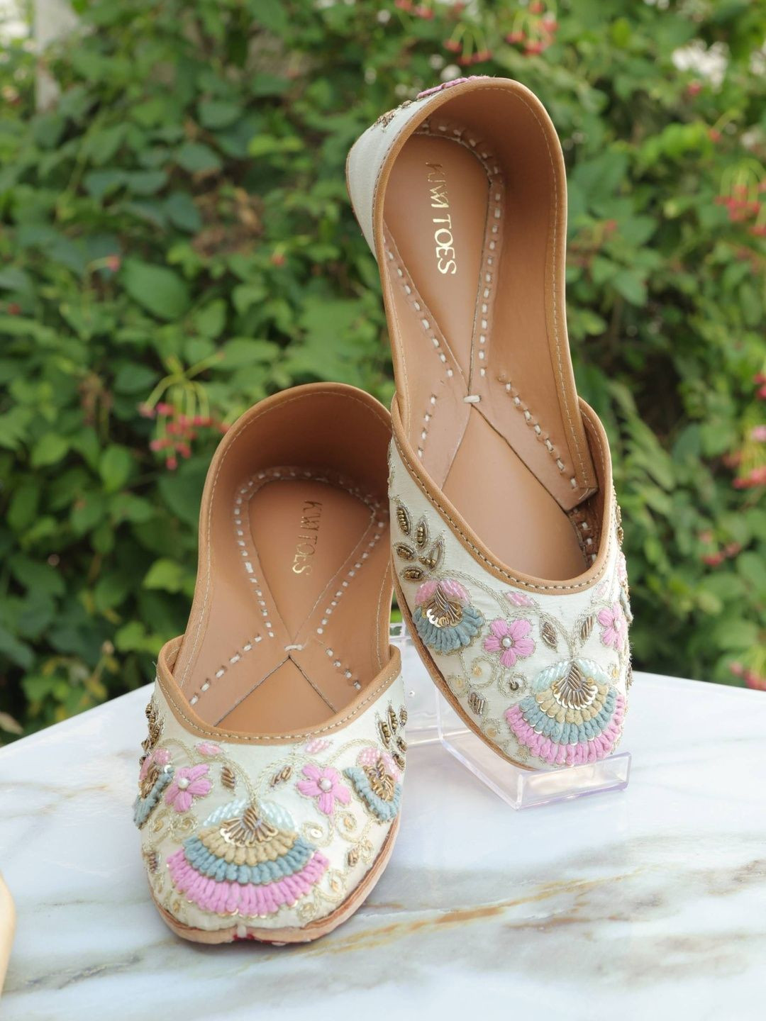 KIWI TOES Women Embellished Ethnic Mojaris with Embroidered Flats