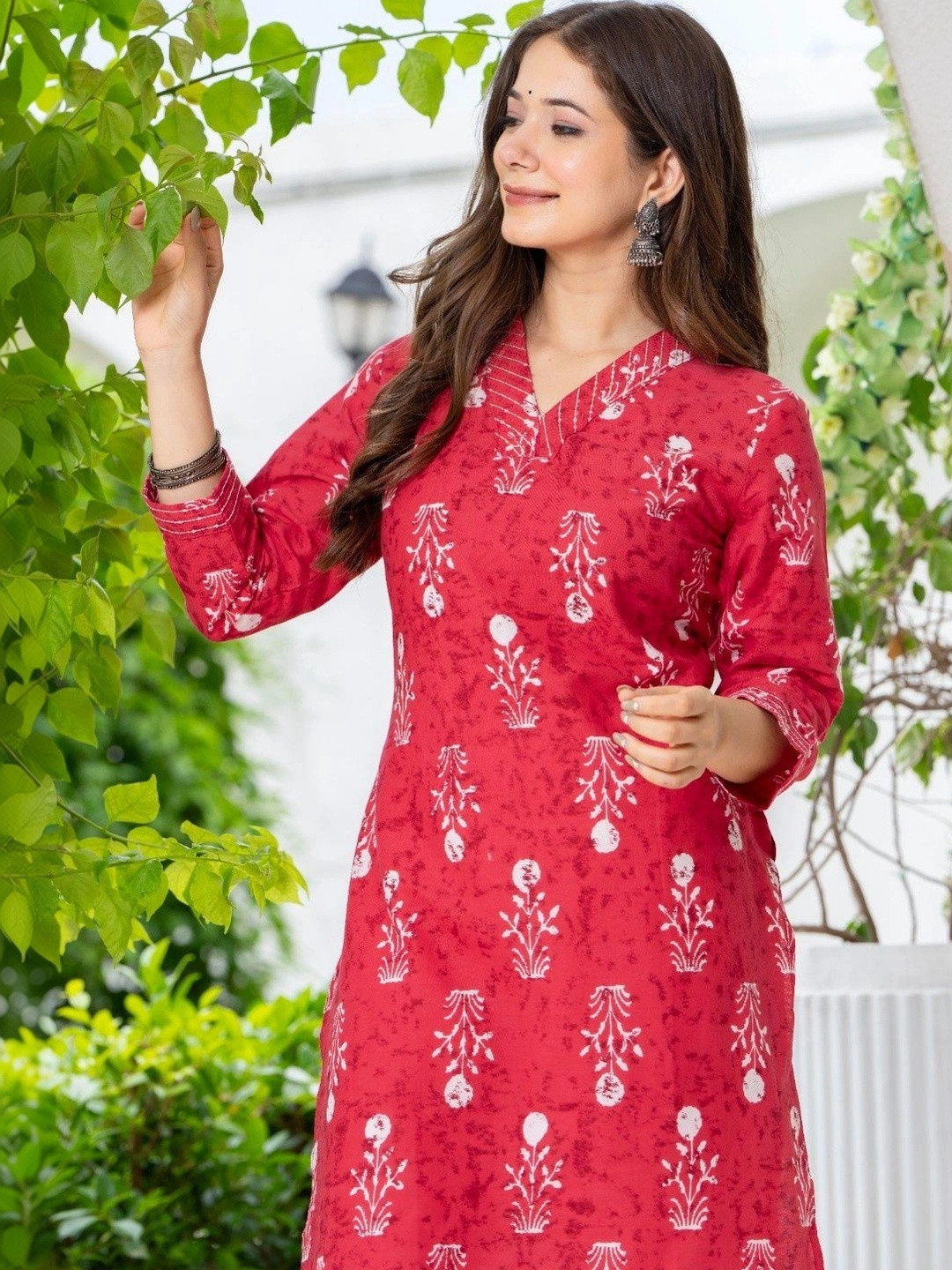 KKOUTFITS Women Floral Embroidered Thread Work Kurta
