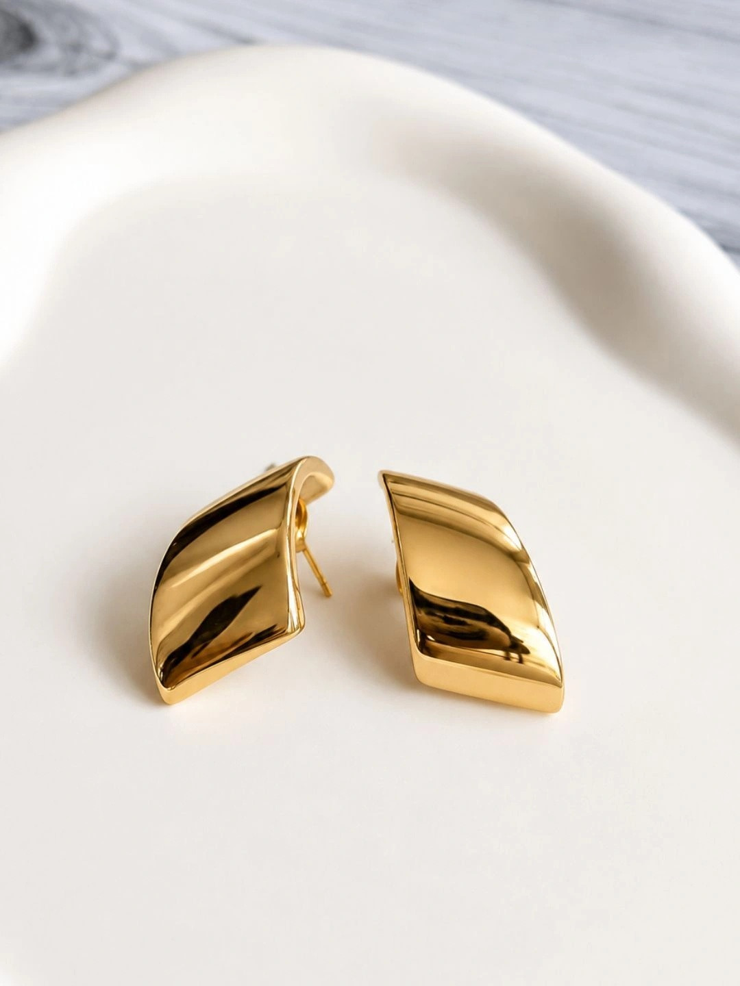 DIVING SWAN Women 18K Thick Gold Plated Vera Edge Earrings