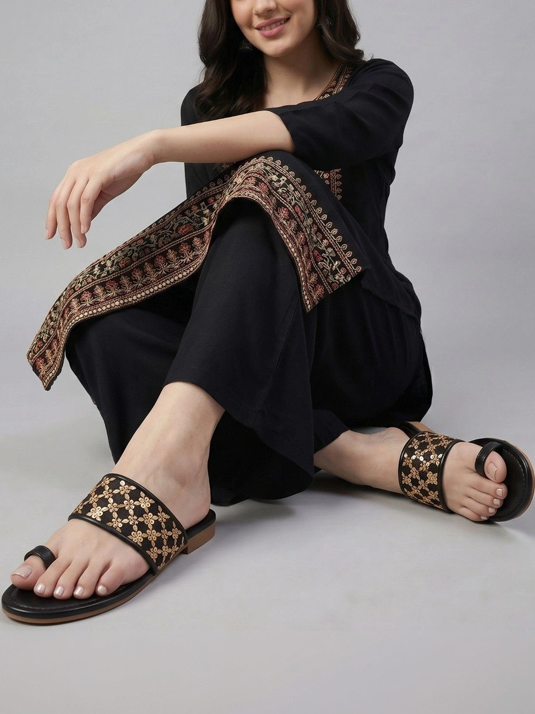 AVIVASTYLE Women Embellished Ethnic One Toe Flats