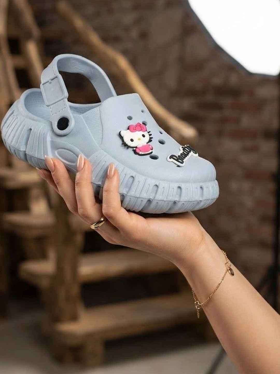 Roadster Women Clogs Sandals