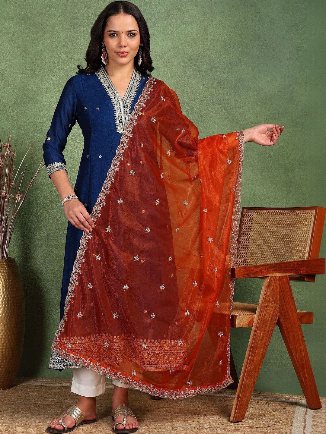 Dulha Dulhan Ethnic Motifs Embroidered Dupatta with Zari