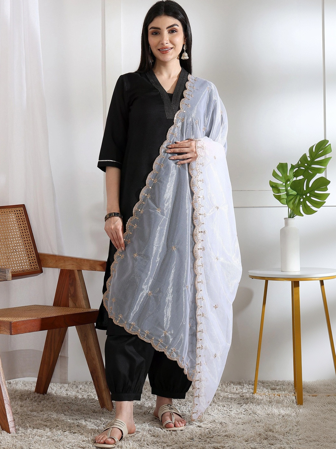 Dulha Dulhan Ethnic Motifs Embroidered Dupatta with Thread Work