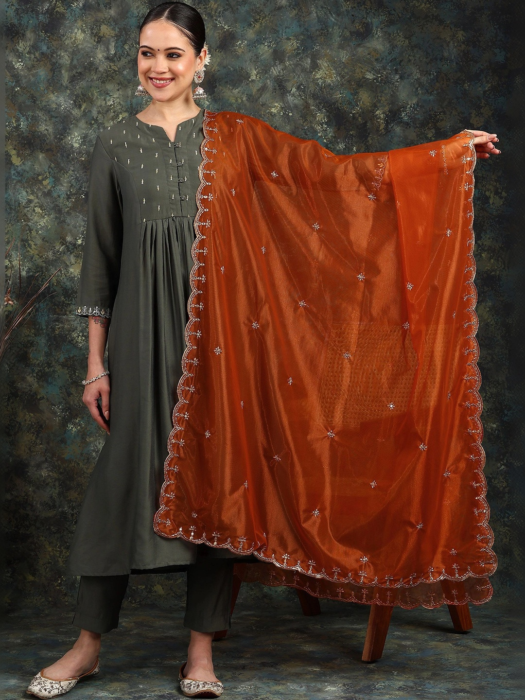 Dulha Dulhan Ethnic Motifs Embroidered Dupatta with Thread Work