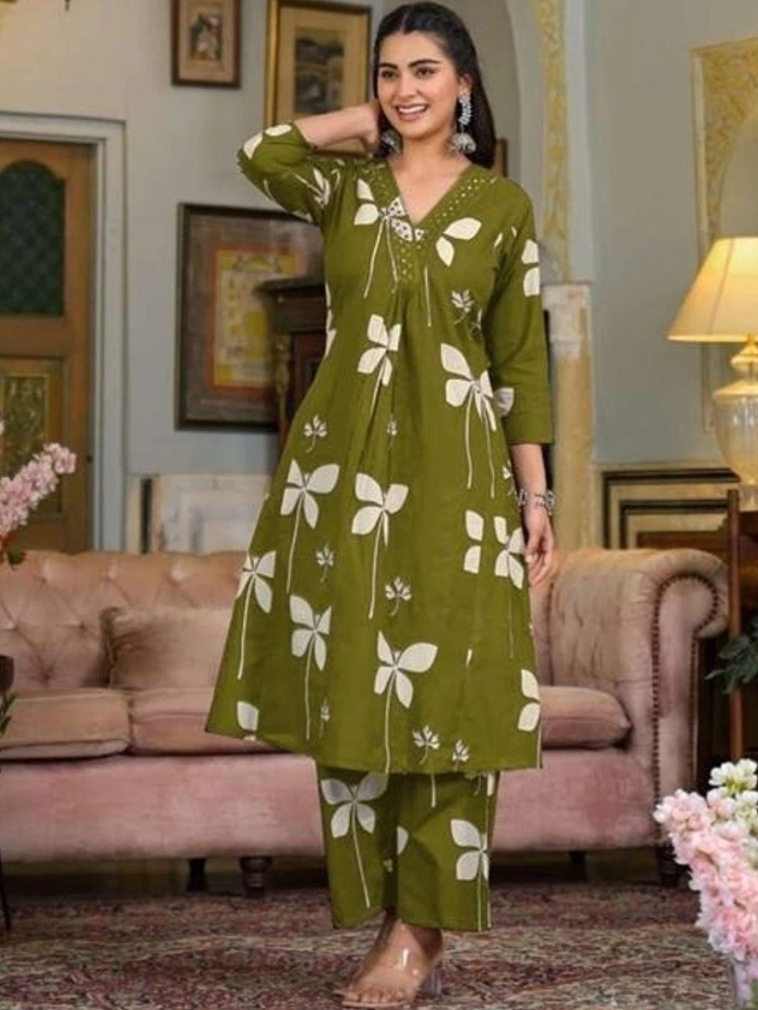 CLAVINET Women Floral Printed Regular Kurta with Palazzos