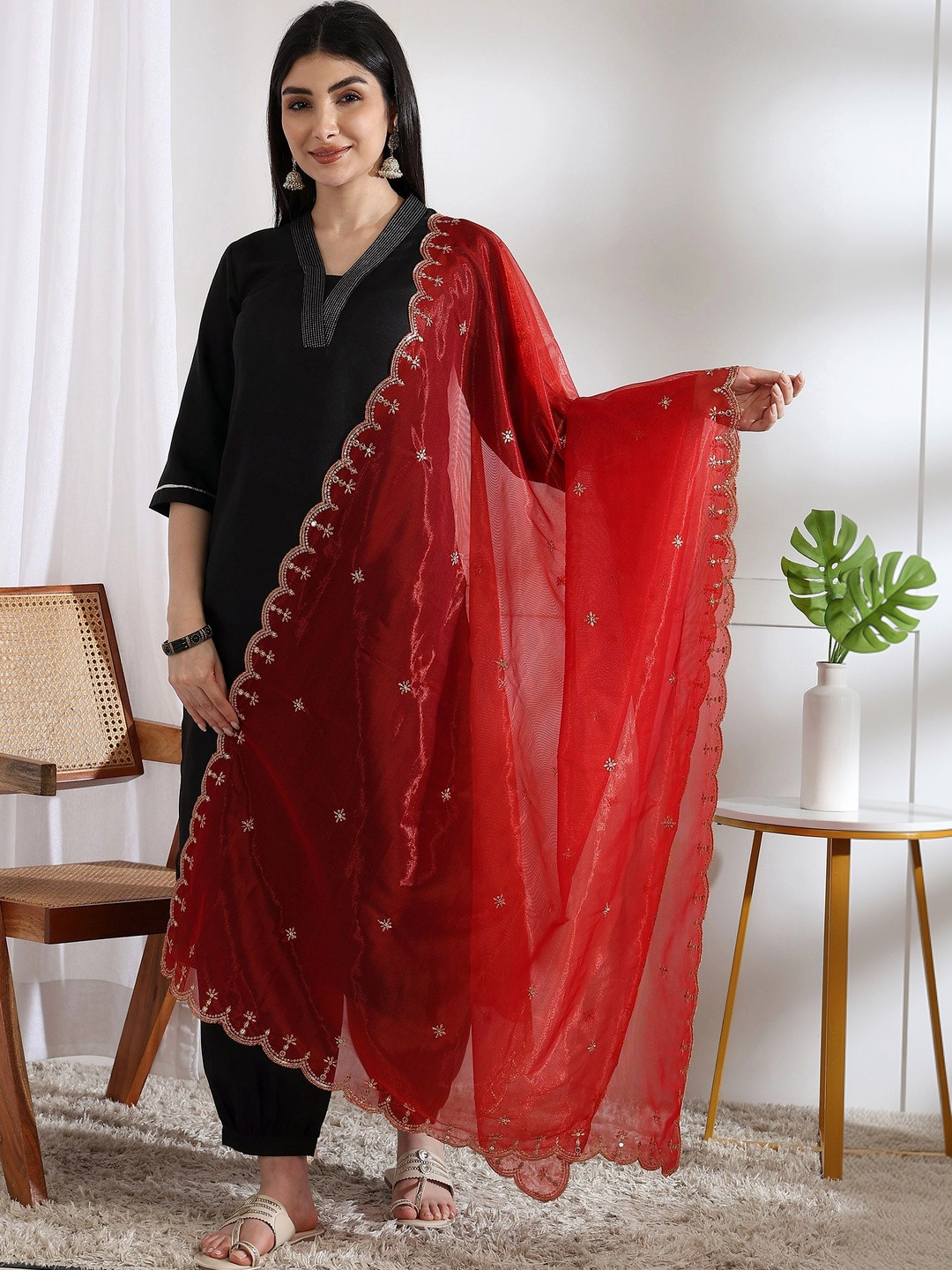 Dulha Dulhan Ethnic Motifs Embroidered Dupatta with Thread Work
