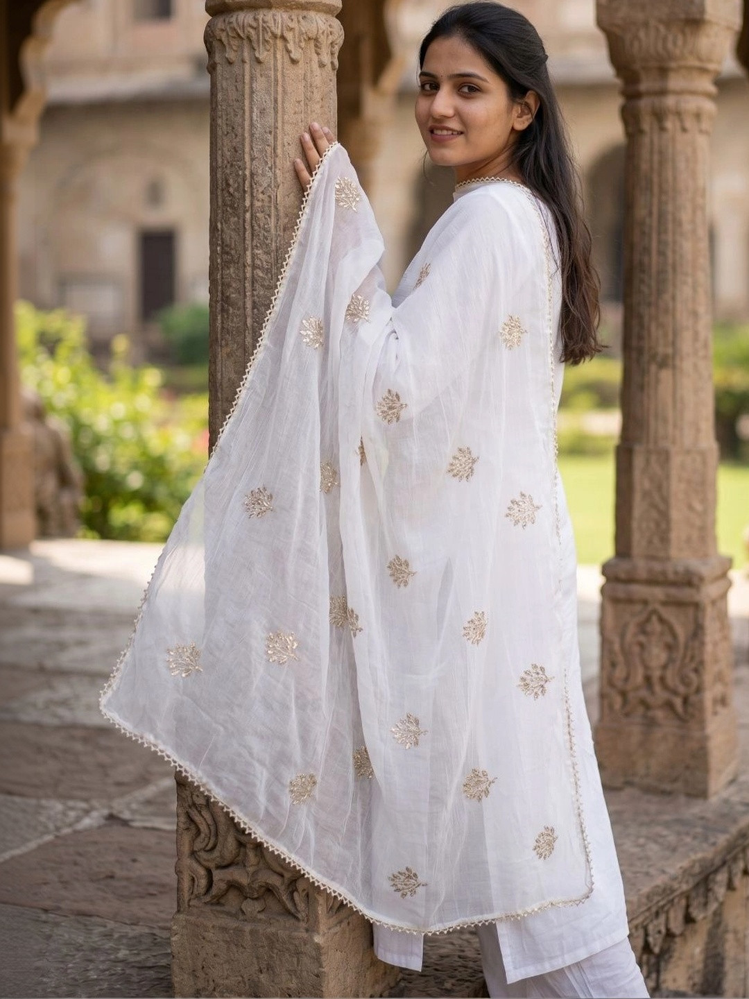 TAMNNA DUPATTA HUB Embroidered Dupatta with Thread Work