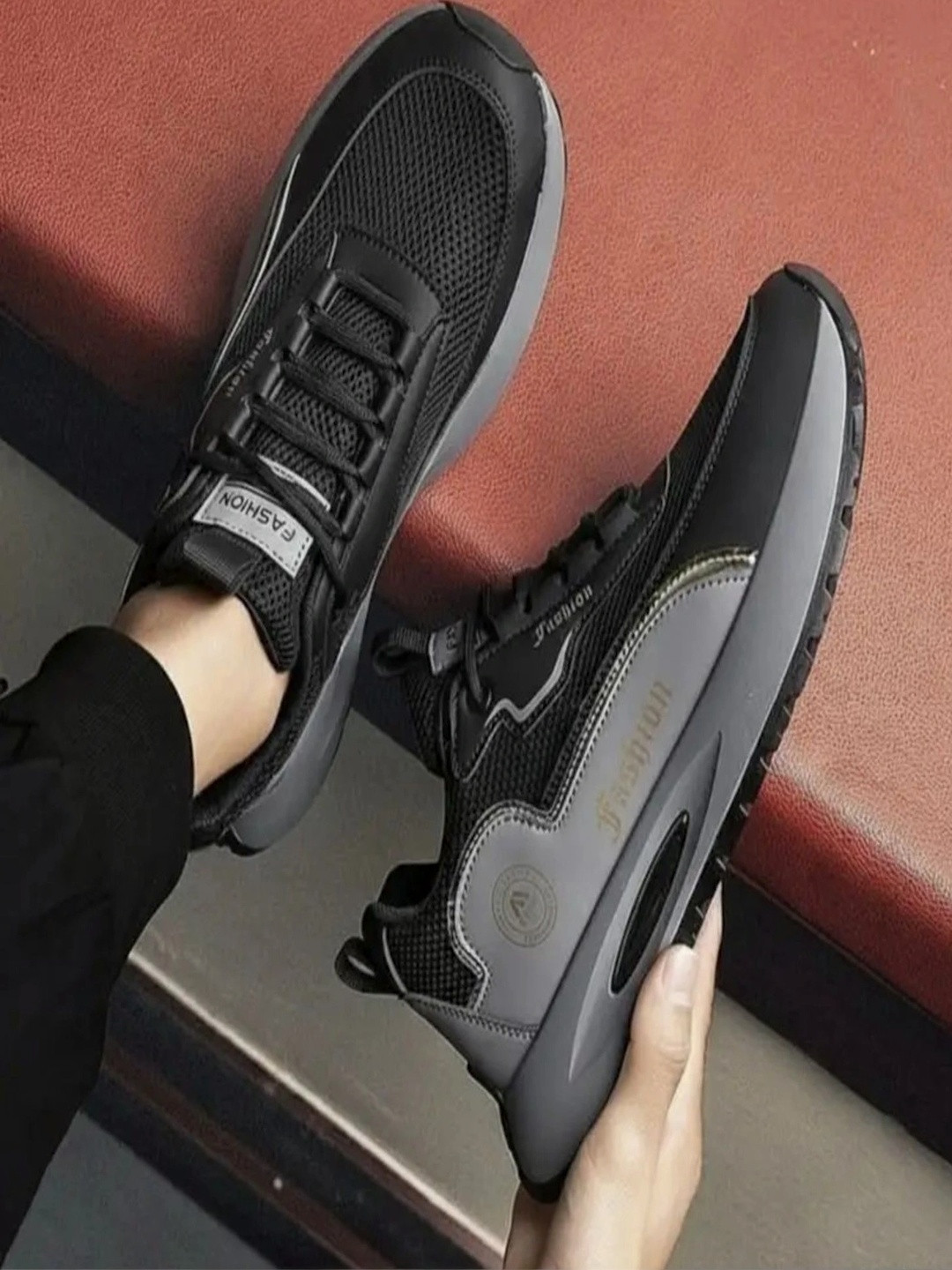 ROASTER Men Textured Sneakers