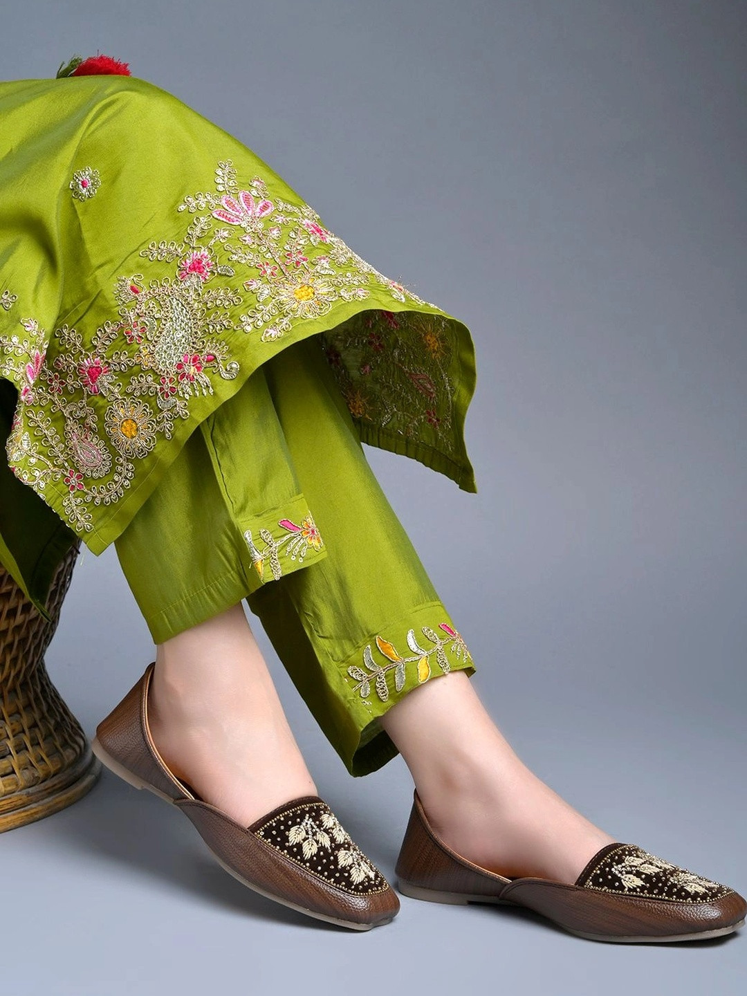 Shoetopia Women Embellished Ethnic Mojaris Flats