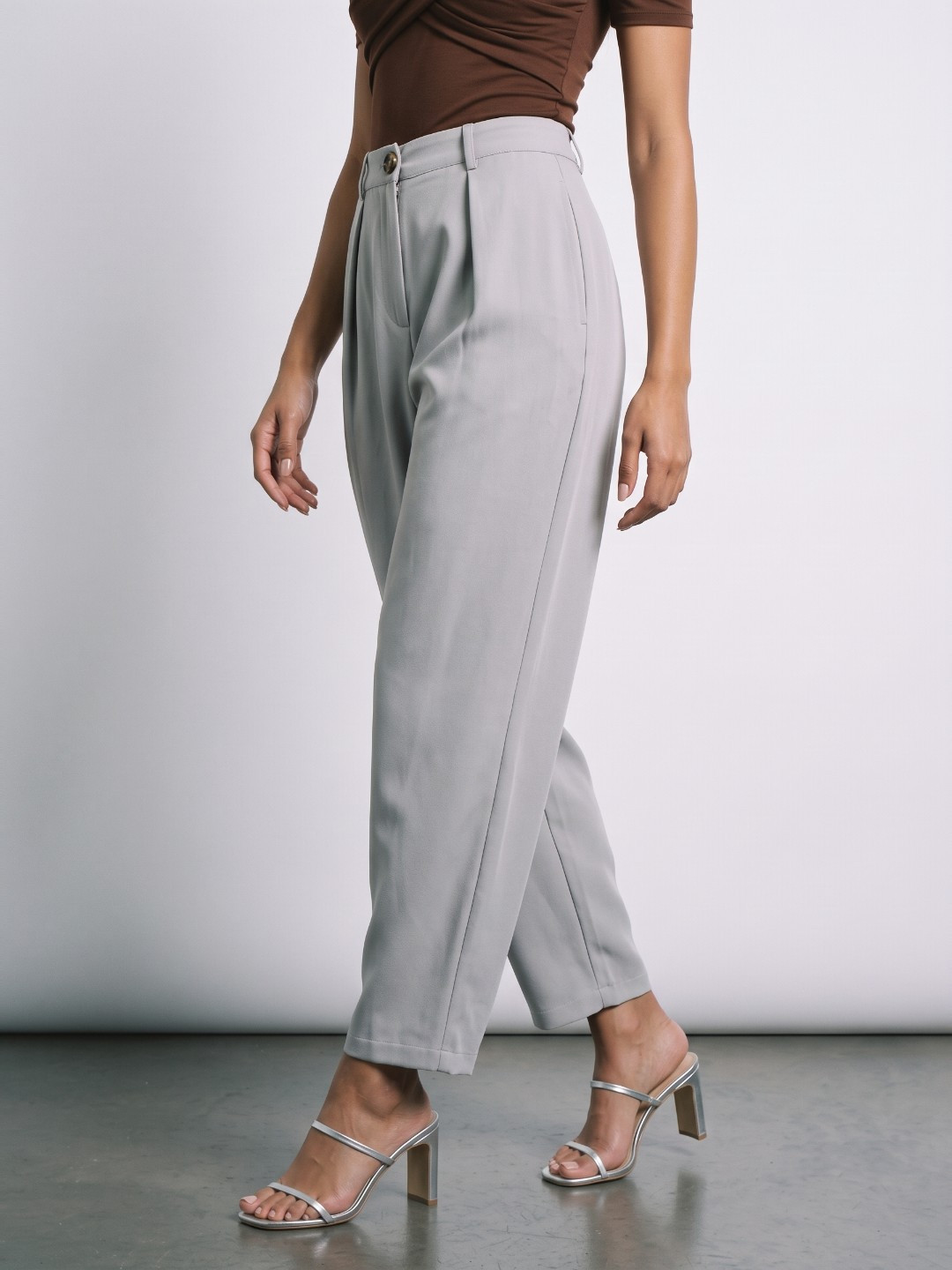 Phosphorus Women Barrel Fit Pleated Chinos Trousers
