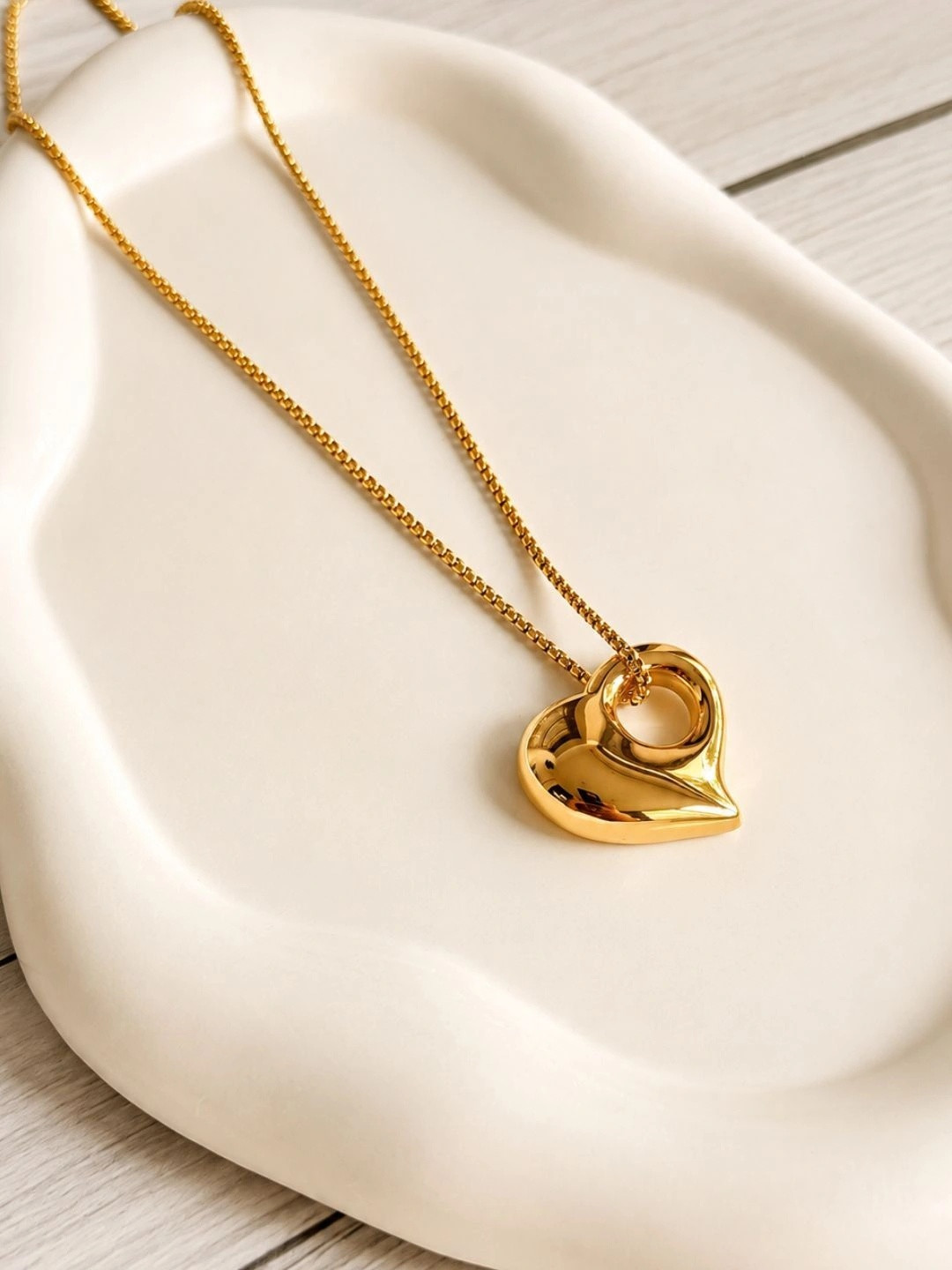 DIVING SWAN Women 18K Thick Gold Plated Aahana Heartfall Charm Necklace