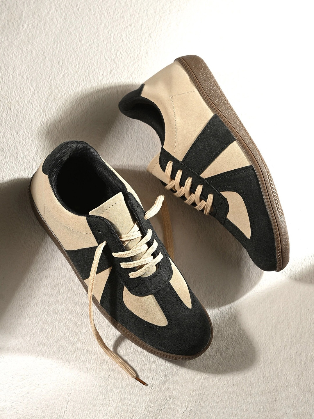 Roadster Women Sneakers