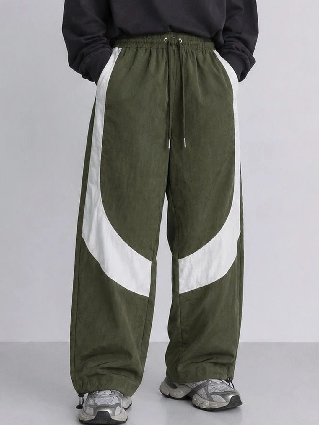 LRIPSOME Men Regular Fit Colourblocked Training Joggers