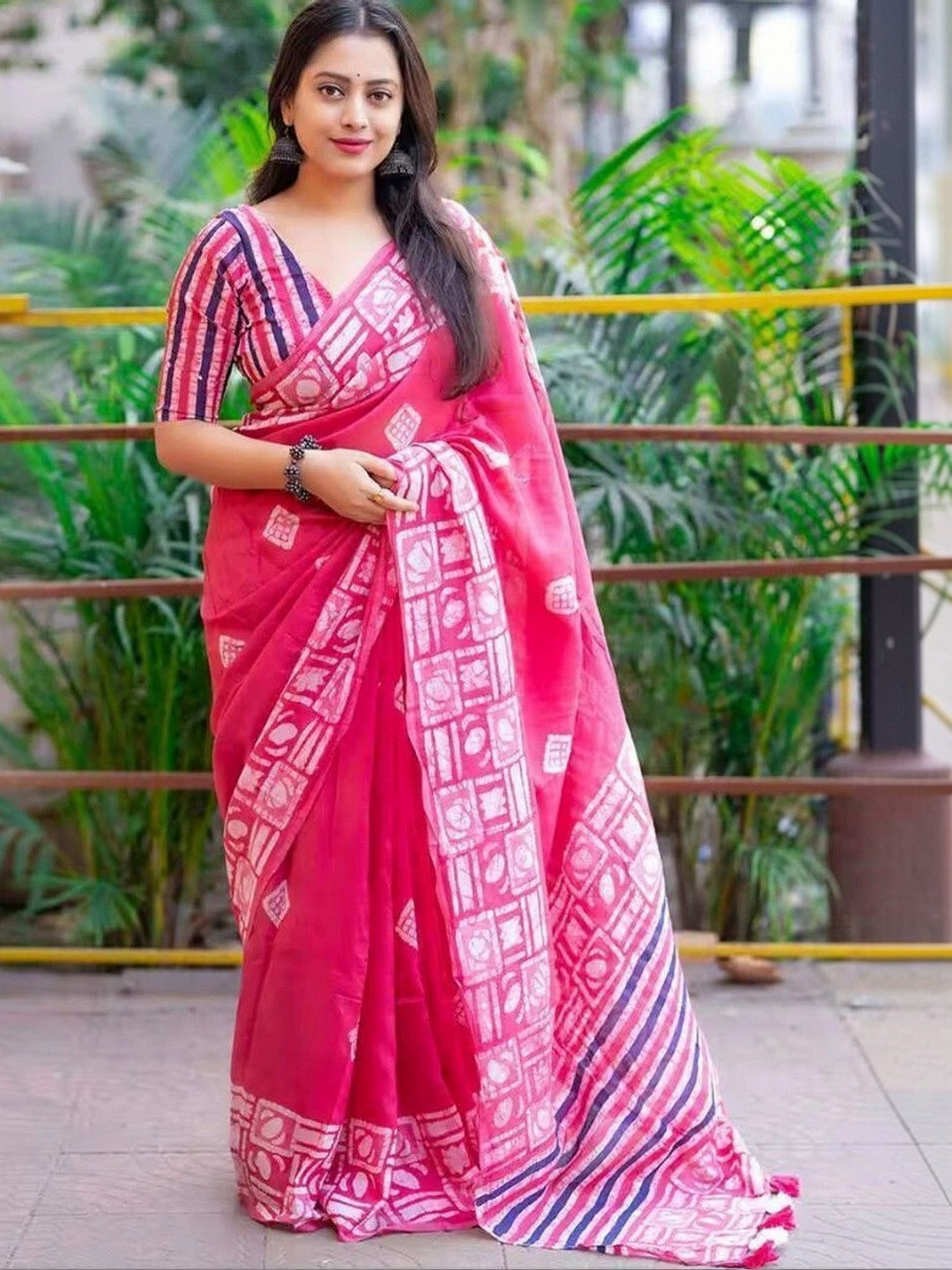 NENU CREATION Batik Linen Blend Fusion Block Print Saree