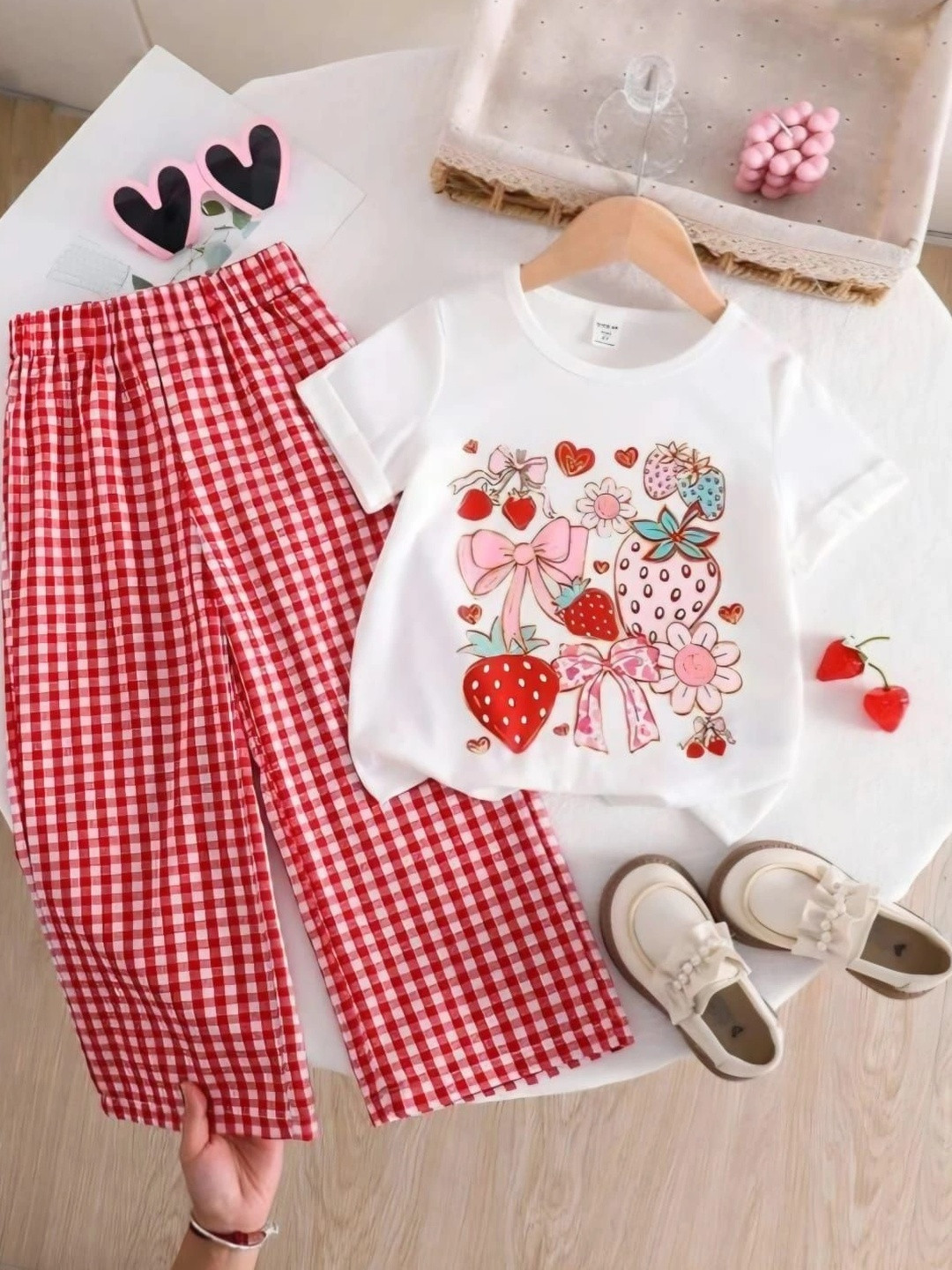 KIDSCUTE Girls Printed T-shirt with Trousers