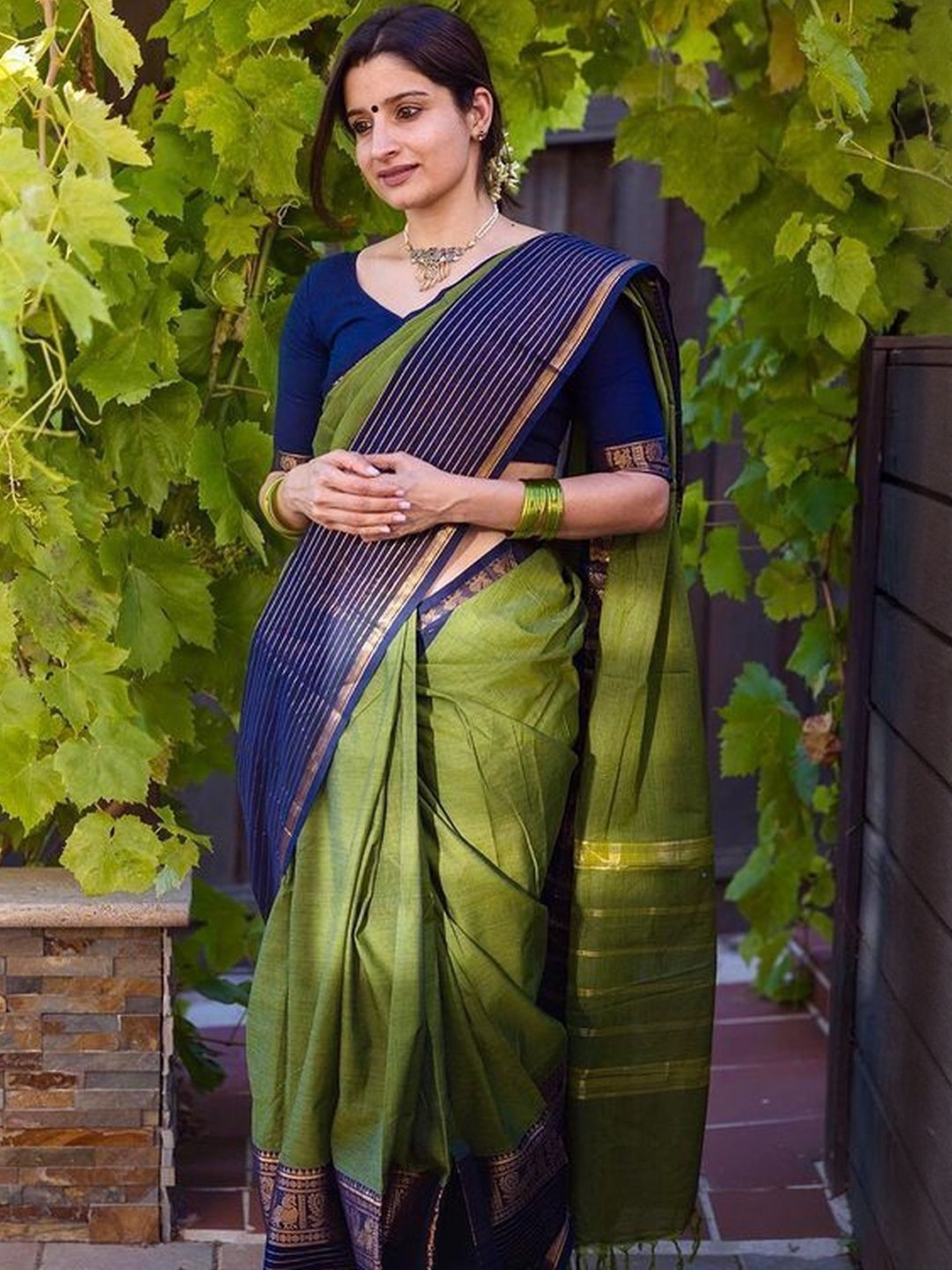 Shriyangan Women Woven Design Zari Kanjeevaram Saree