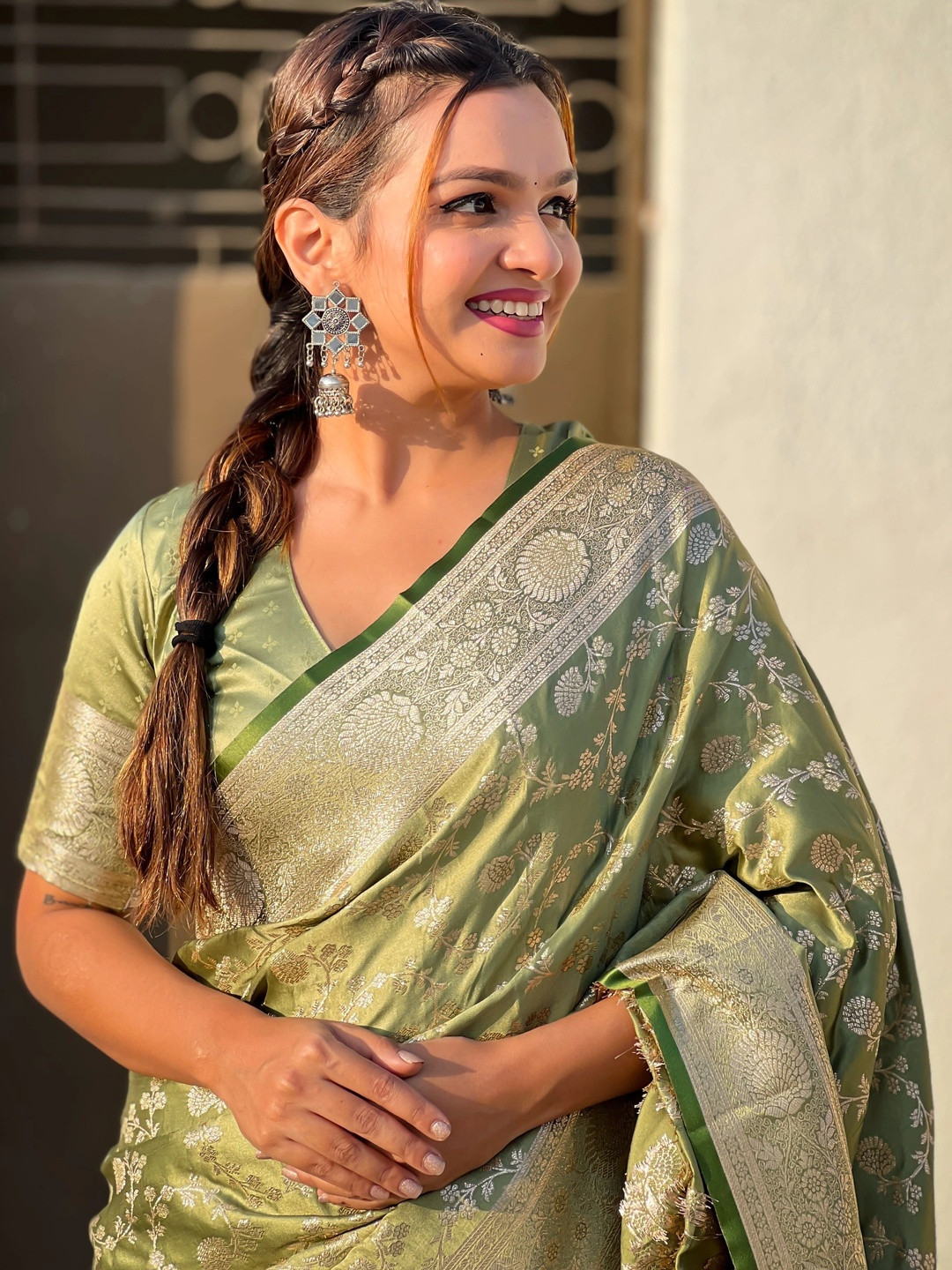 ELITE WEAVES Woven Design Zari Silk Blend Designer Banarasi Saree