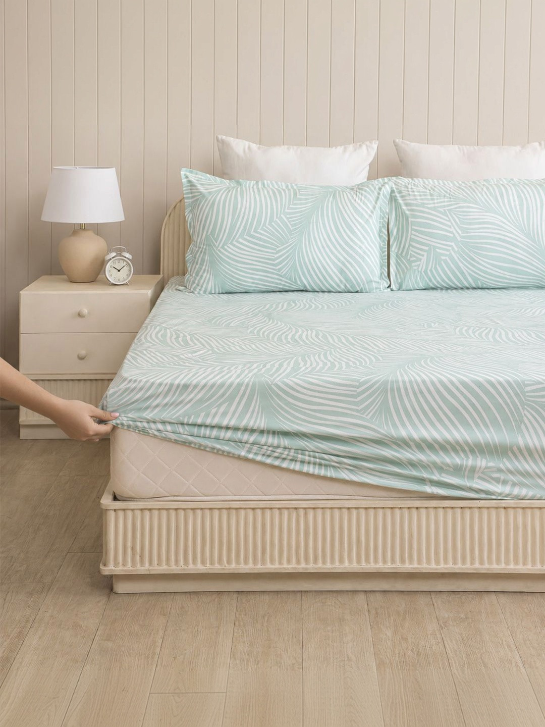 HOMEMONDE Green & White 180 TC Queen Bedsheet with 2 Pillow Covers